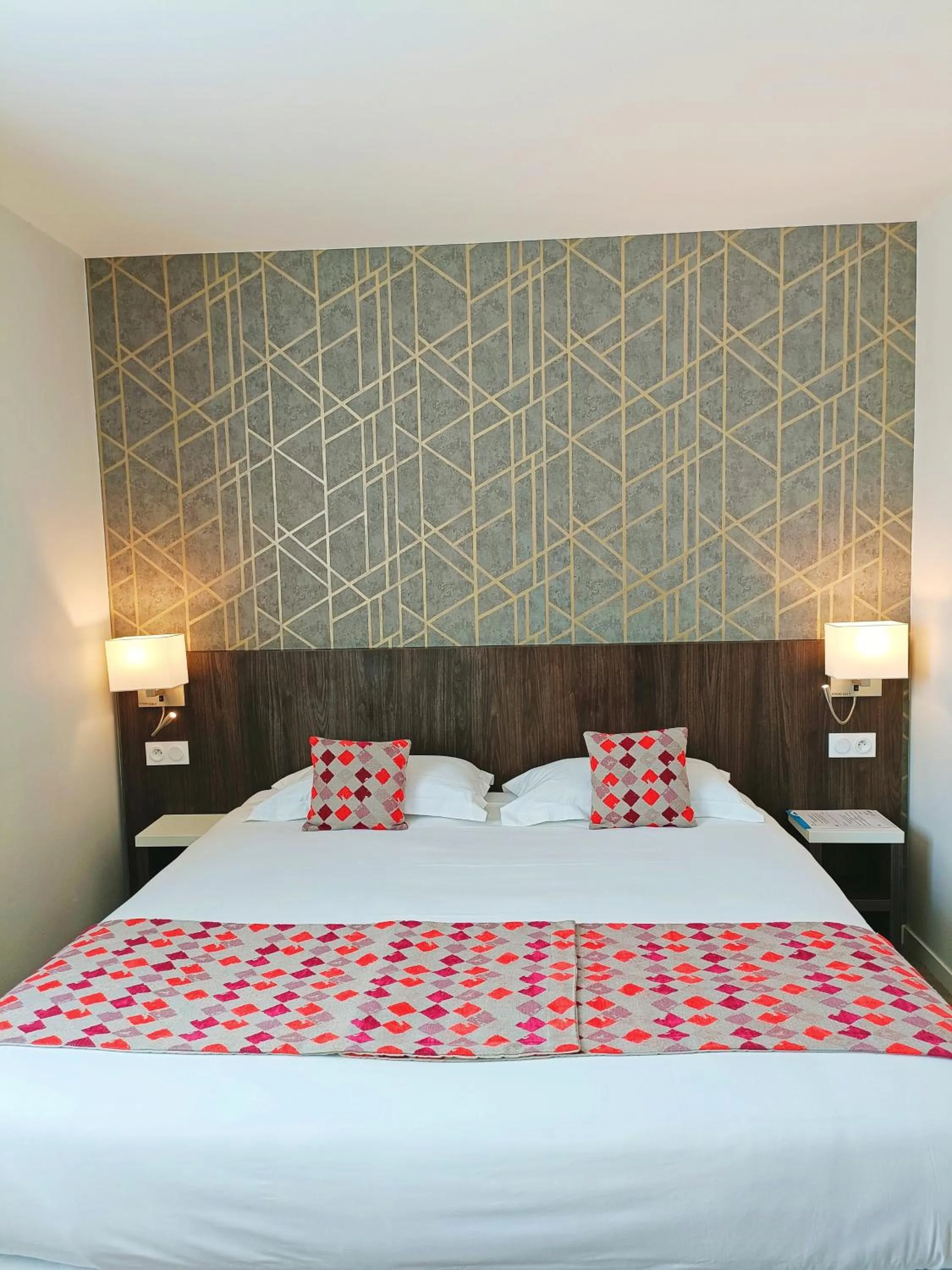 Bed in Brit Hotel Ploermel - Hotel de l'Hippodrome