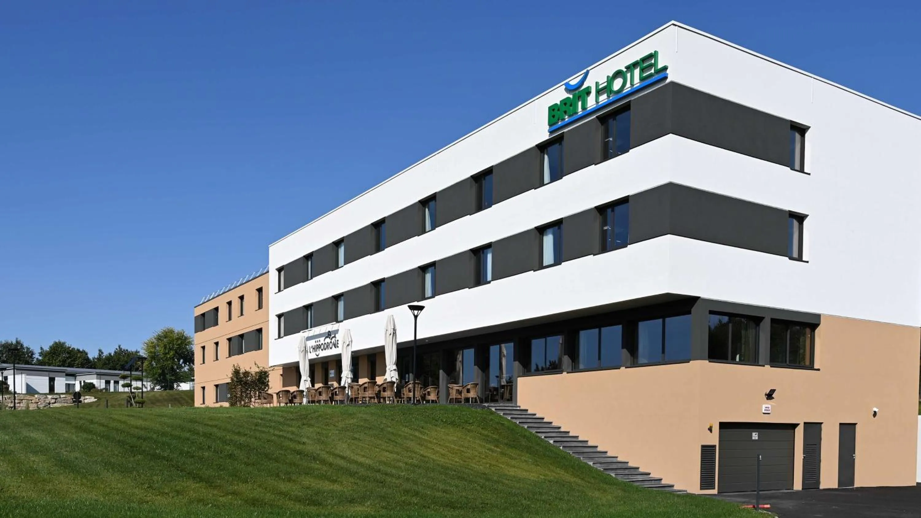 Property building in Brit Hotel Ploermel - Hotel de l'Hippodrome