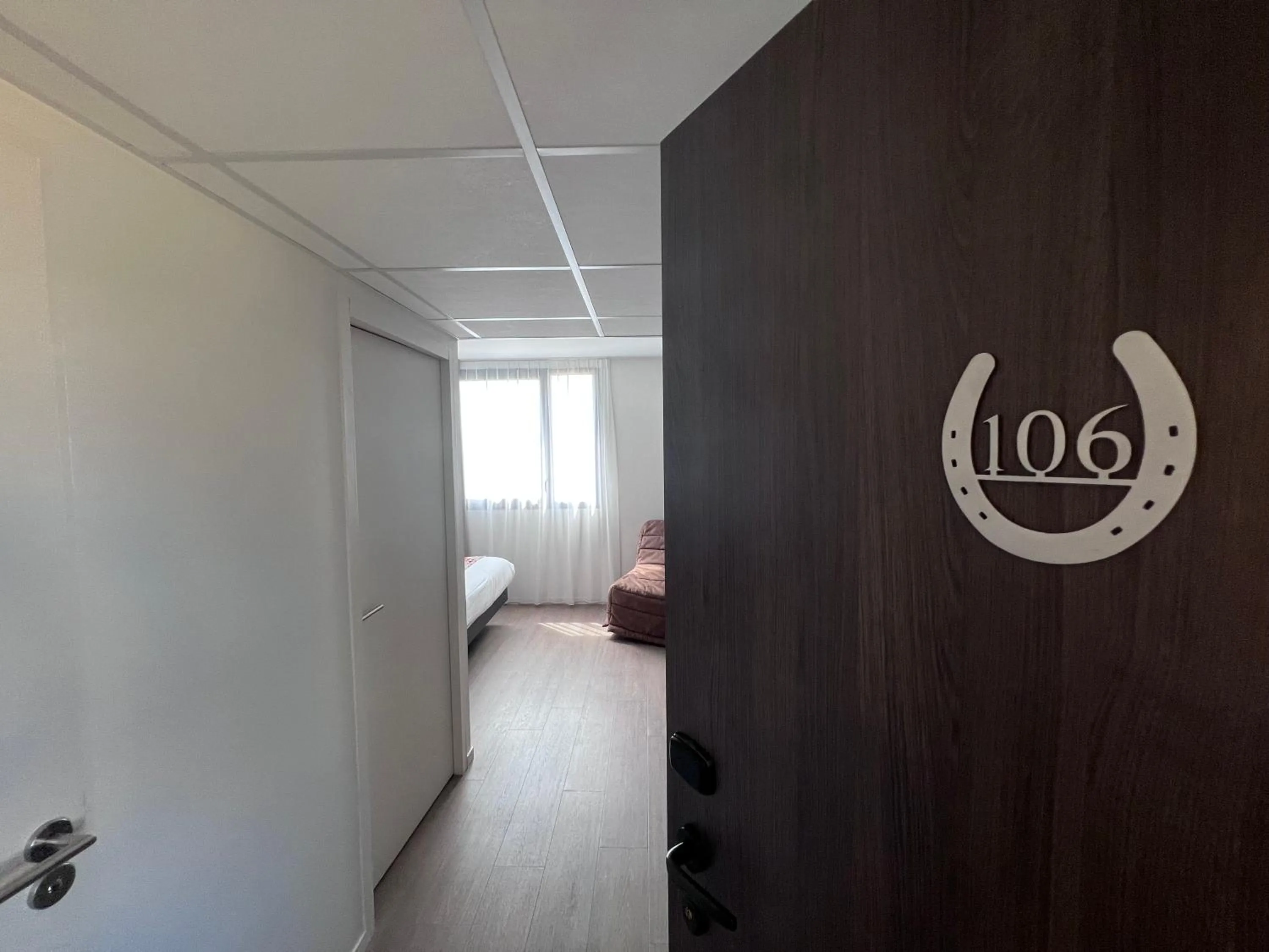 Property logo or sign, Bed in Brit Hotel Ploermel - Hotel de l'Hippodrome