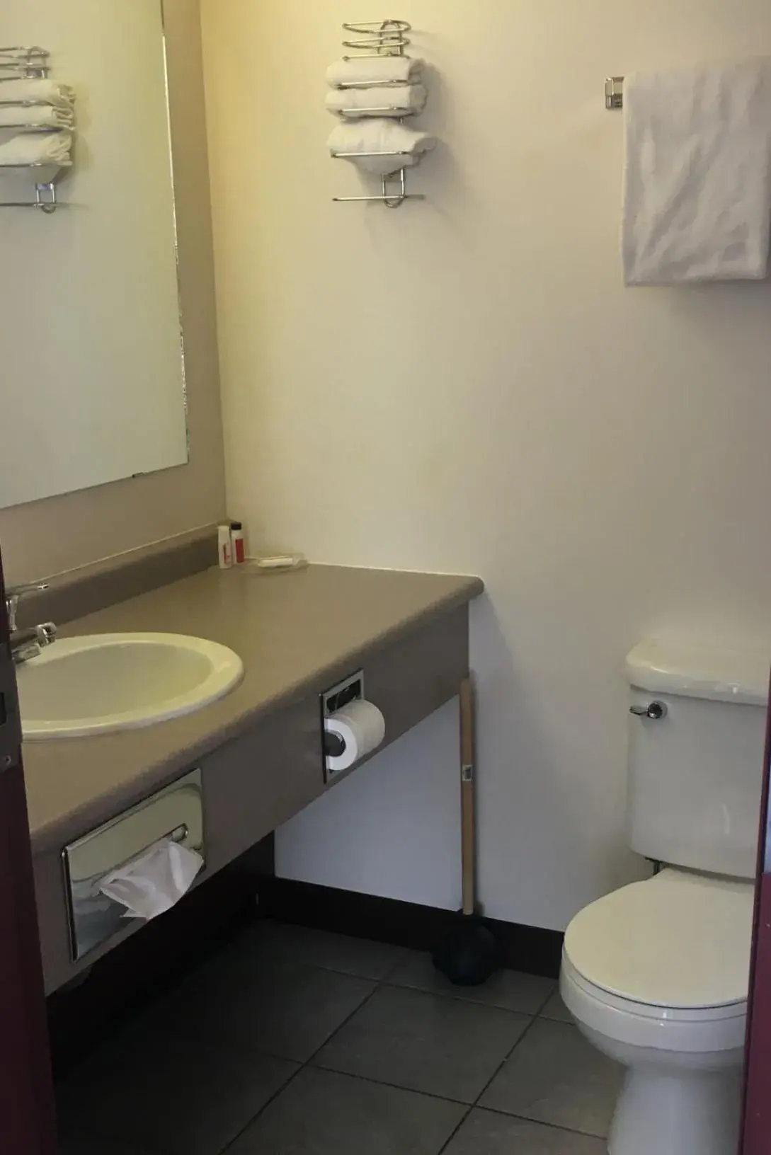 Single Room with Bath - single occupancy in Almada Inn Single Room with Bath - single occupancy in Almada Inn