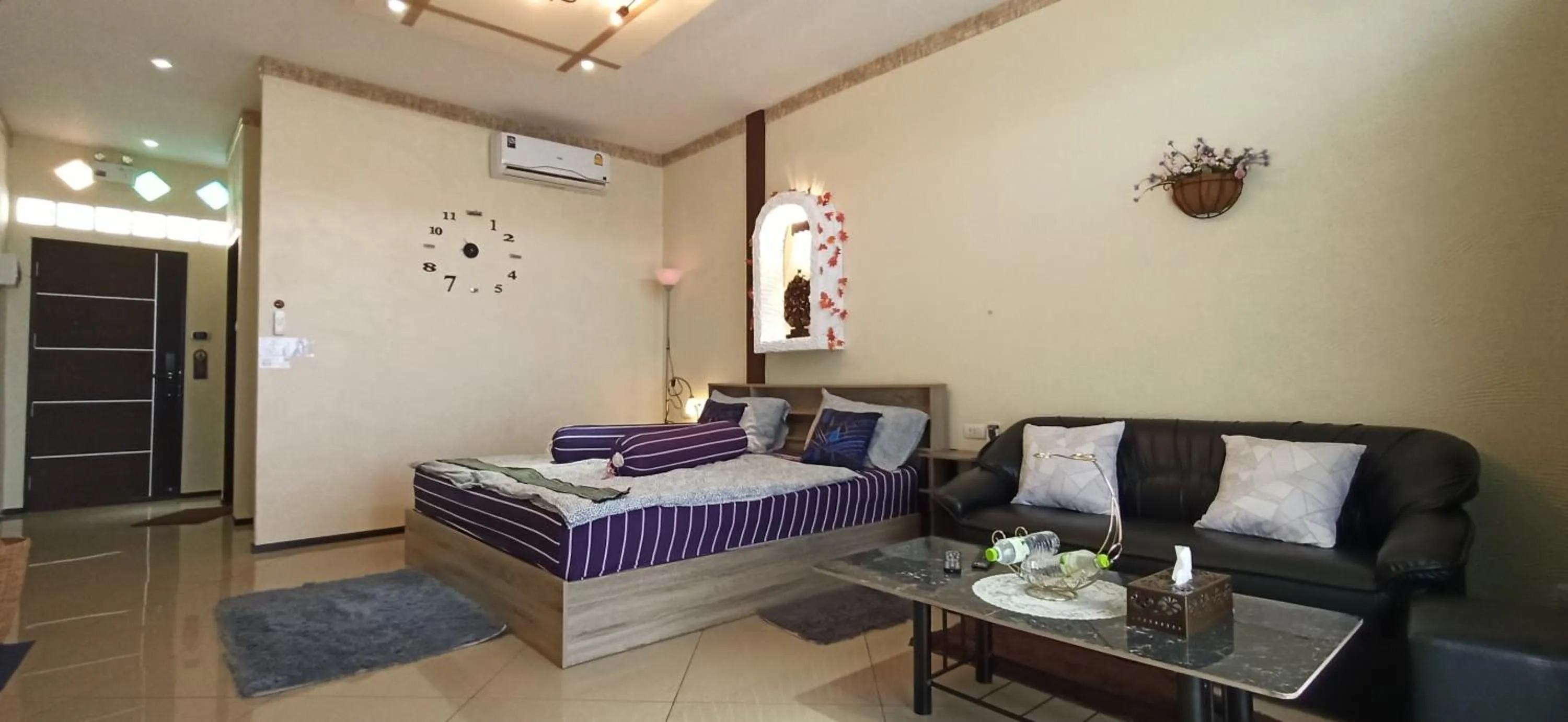 Living room, Bed in Touch the Wind