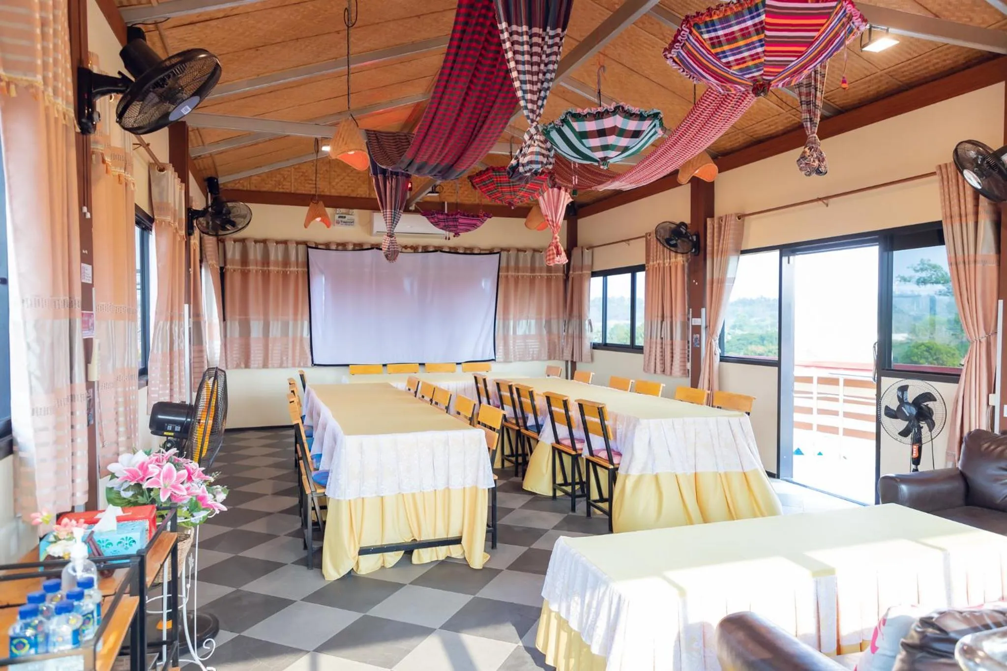 Business facilities in Touch the Wind