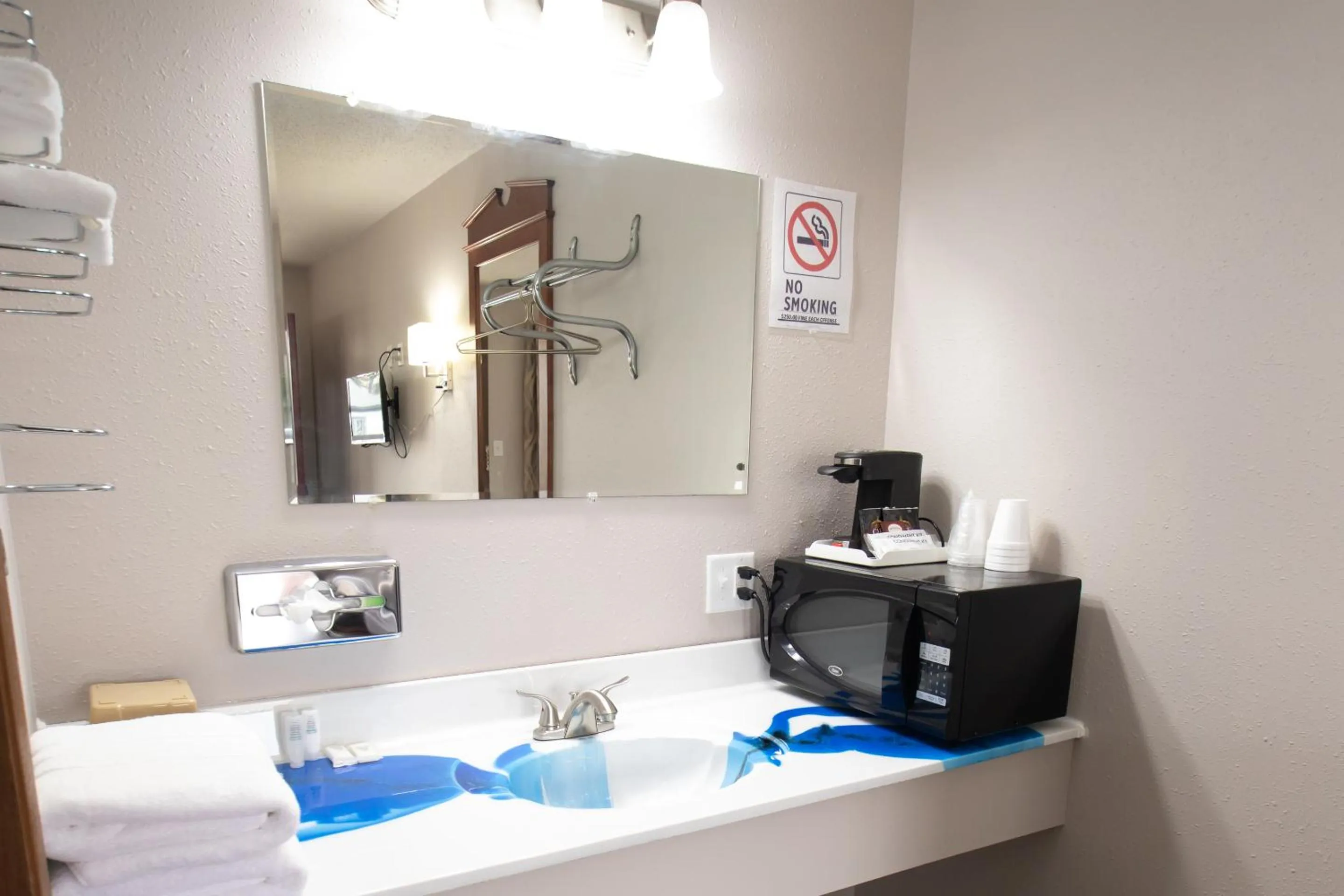 Coffee/tea facilities in Shady Rest Motel