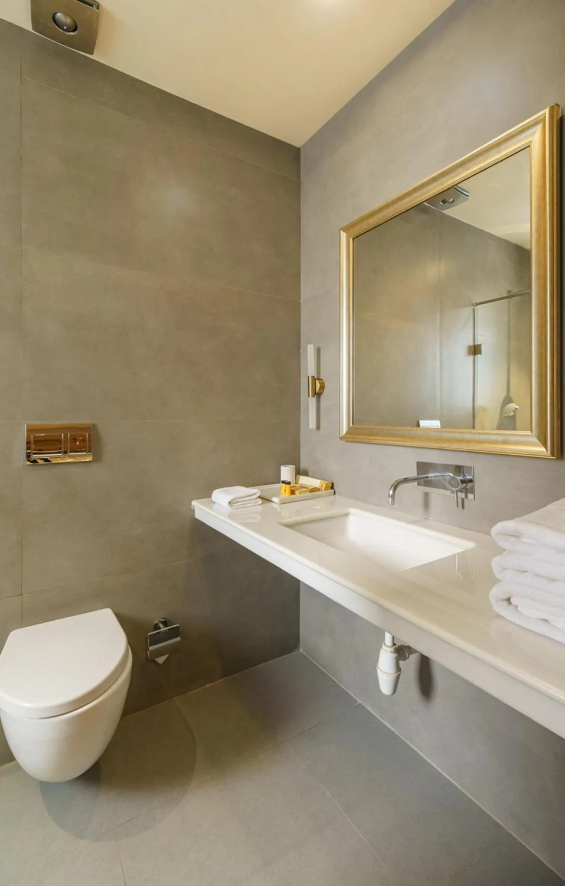 Bathroom in Brahma Niwas - Best Lake View Hotel in Udaipur