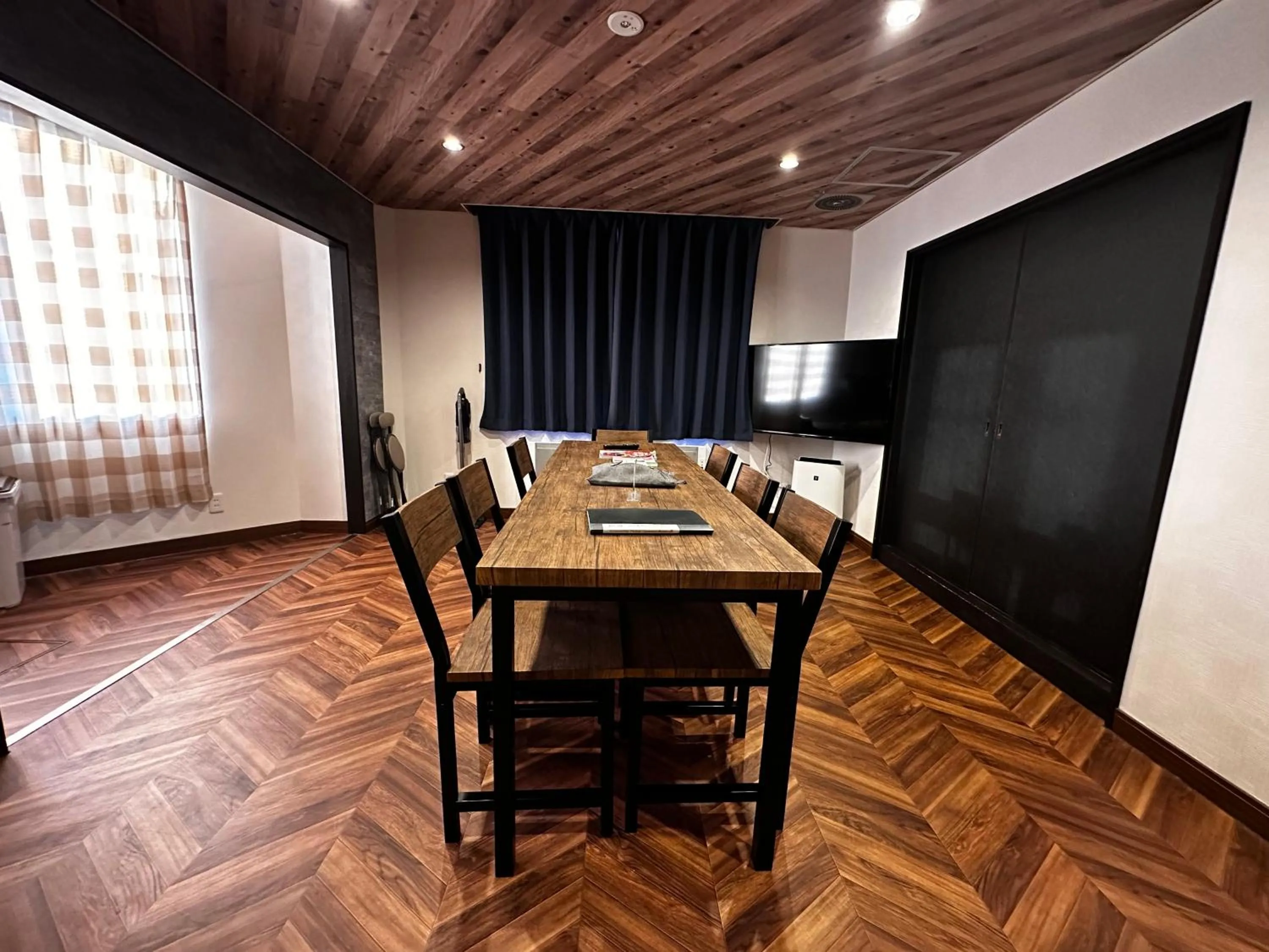 Dining area in Economy Hotel Upashi