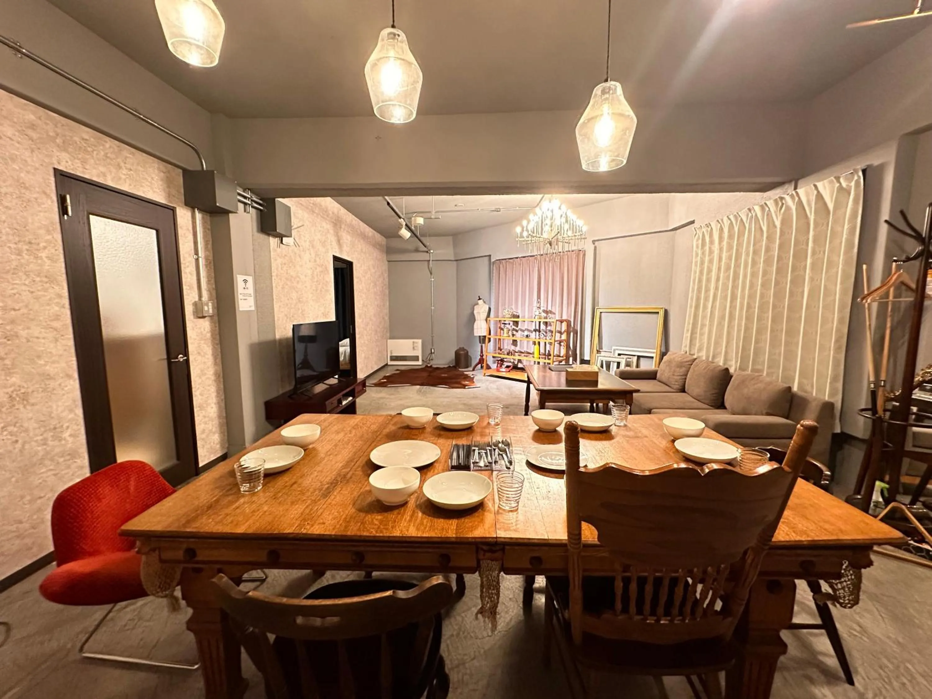 Dining area in Economy Hotel Upashi