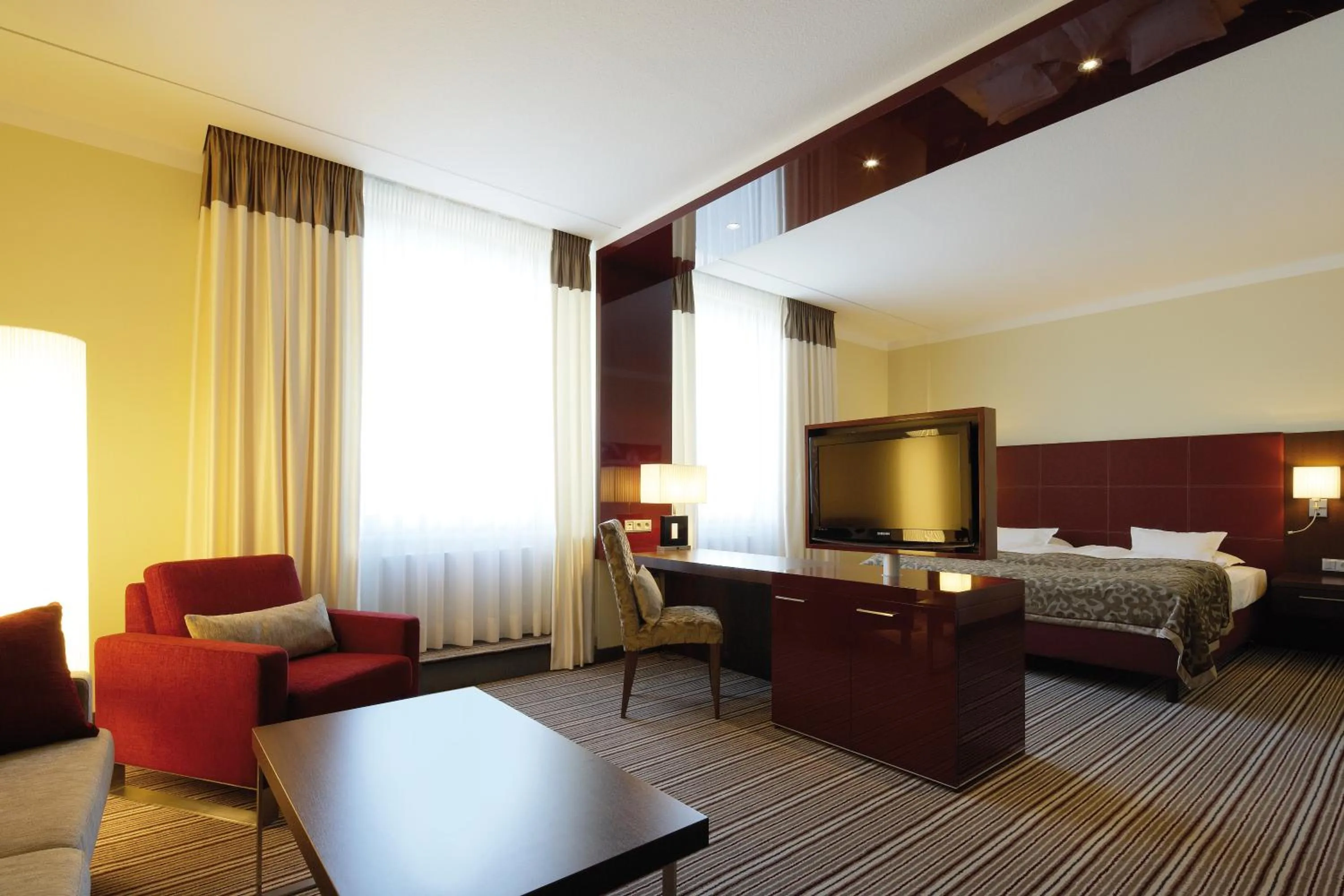 Photo of the whole room, Bed in Steigenberger Graf Zeppelin