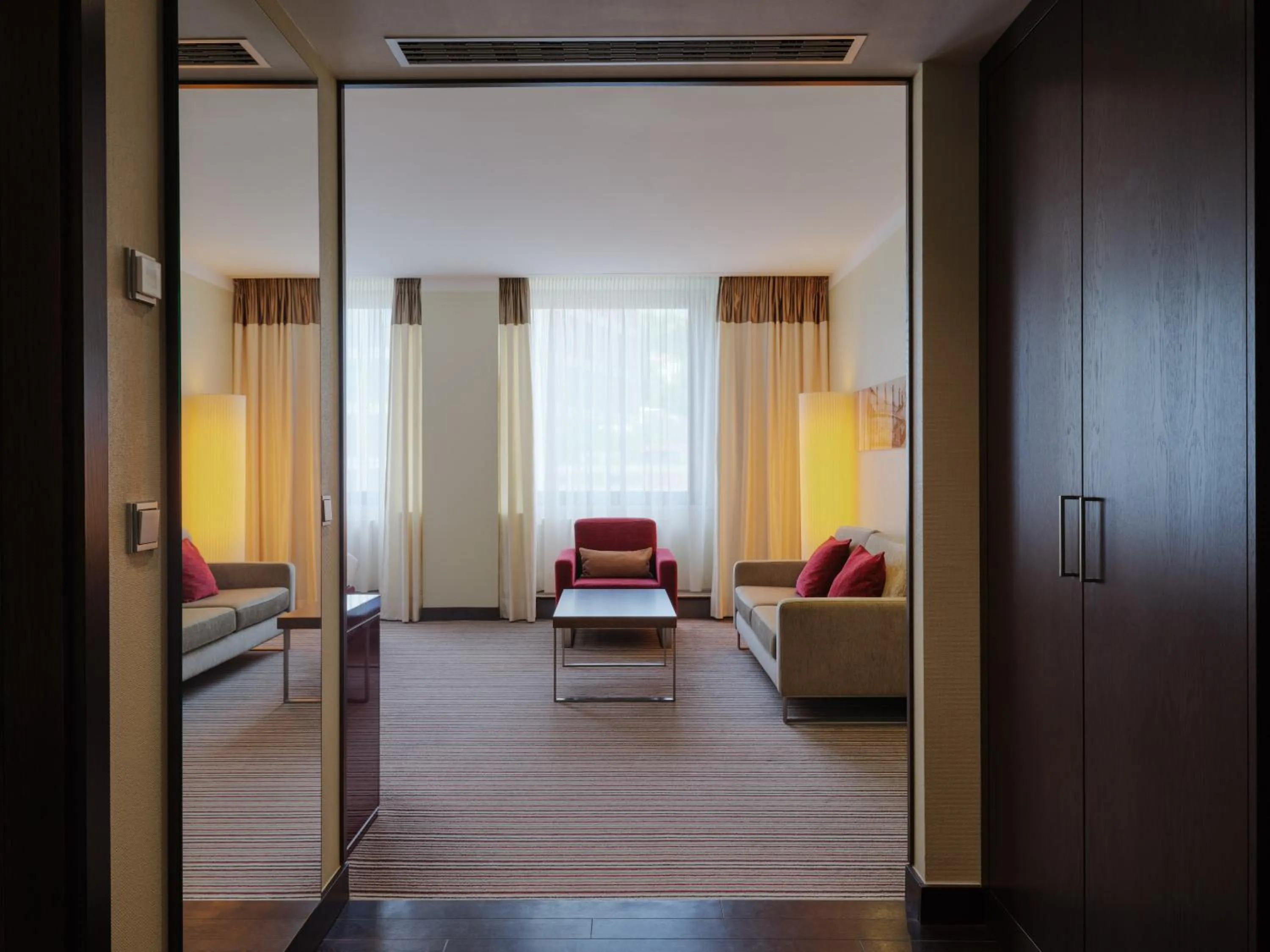 Photo of the whole room, Bed in Steigenberger Graf Zeppelin