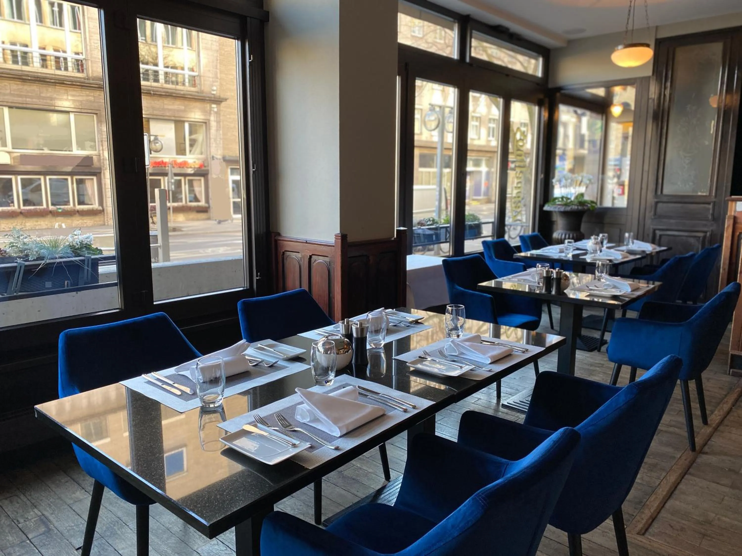 Restaurant/places to eat in Steigenberger Graf Zeppelin