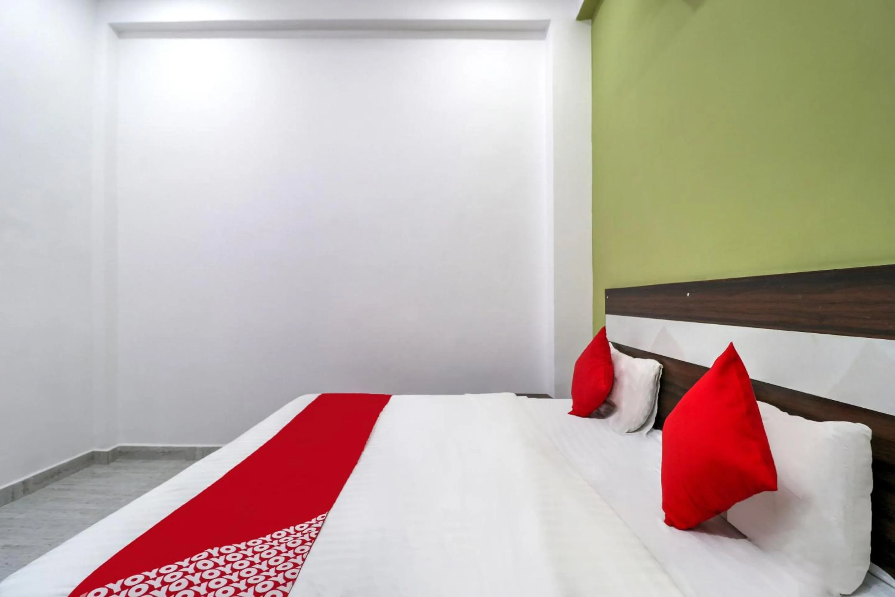 Bathroom, Bed in Hotel O White House