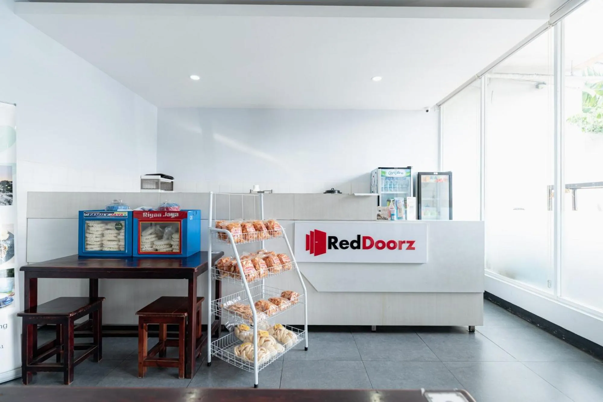 Lobby or reception in RedDoorz near Puri Indah Lippo Mall 2