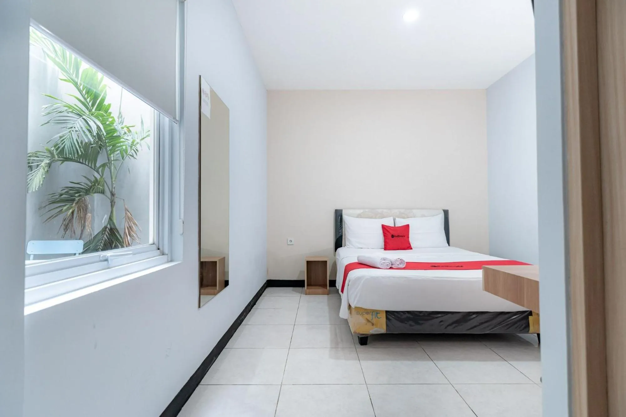 Bed in RedDoorz near Puri Indah Lippo Mall 2