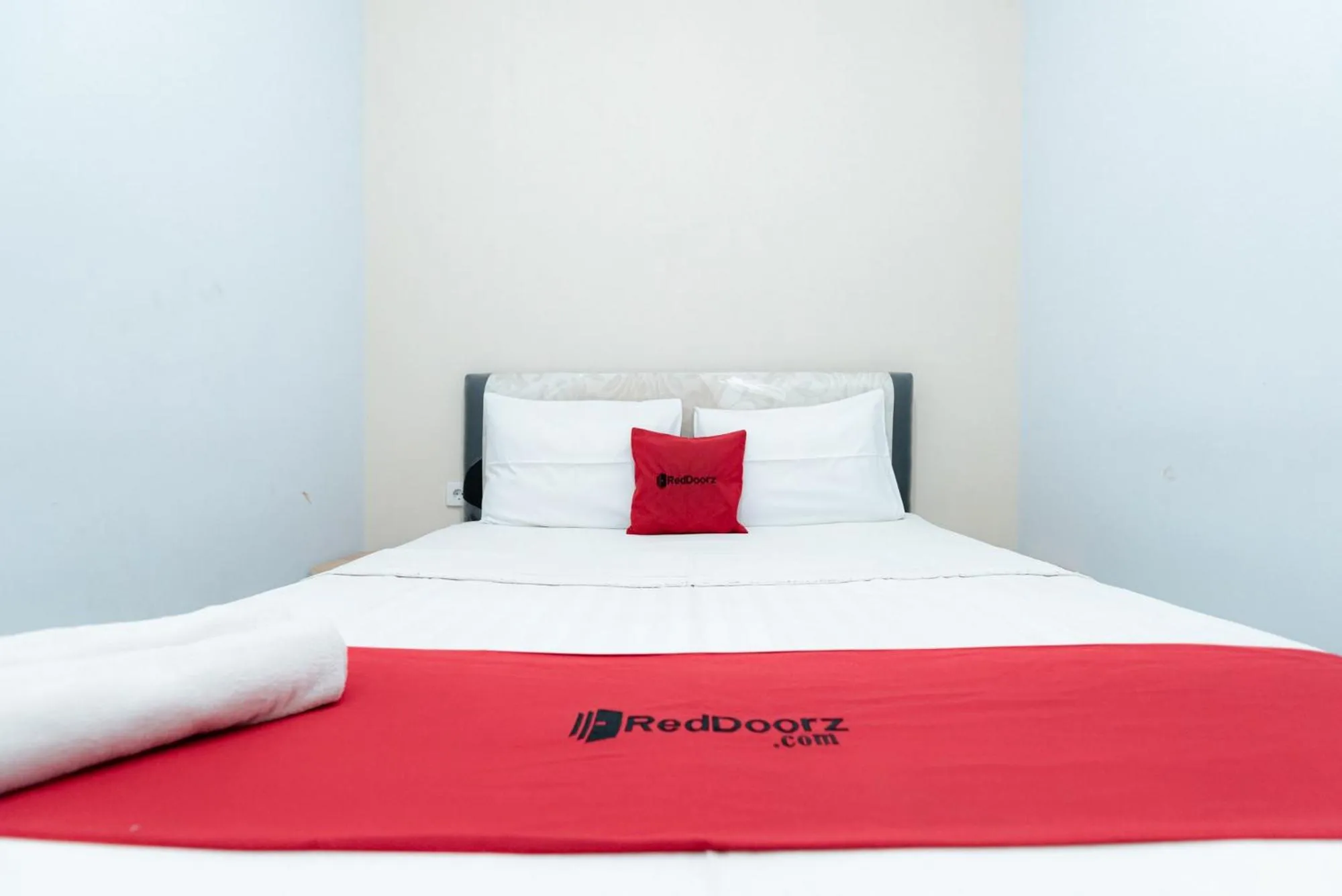 Bed in RedDoorz near Puri Indah Lippo Mall 2