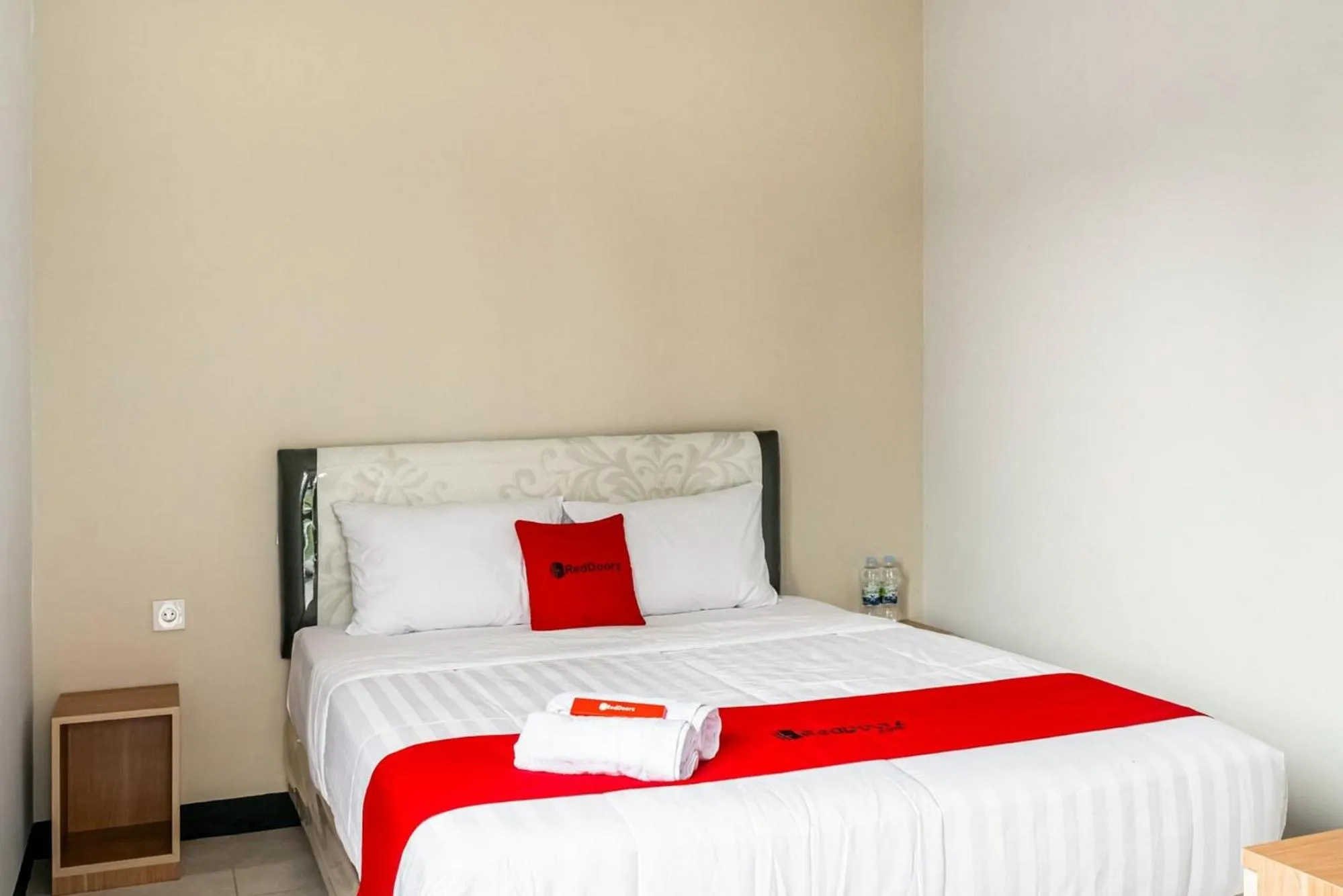 Bed in RedDoorz near Puri Indah Lippo Mall 2