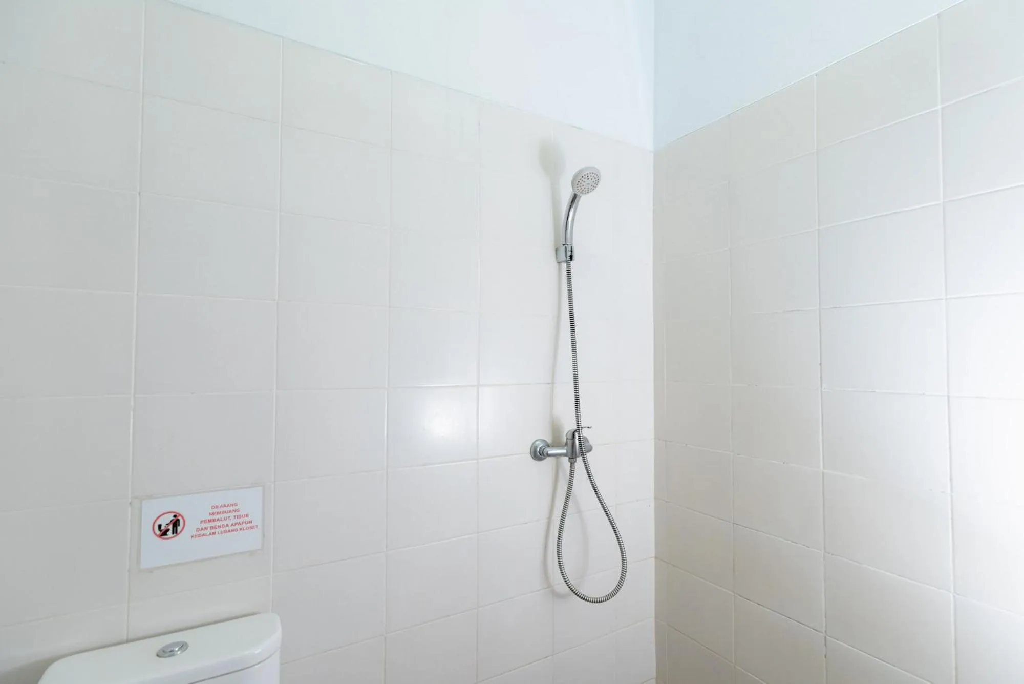Shower in RedDoorz near Puri Indah Lippo Mall 2