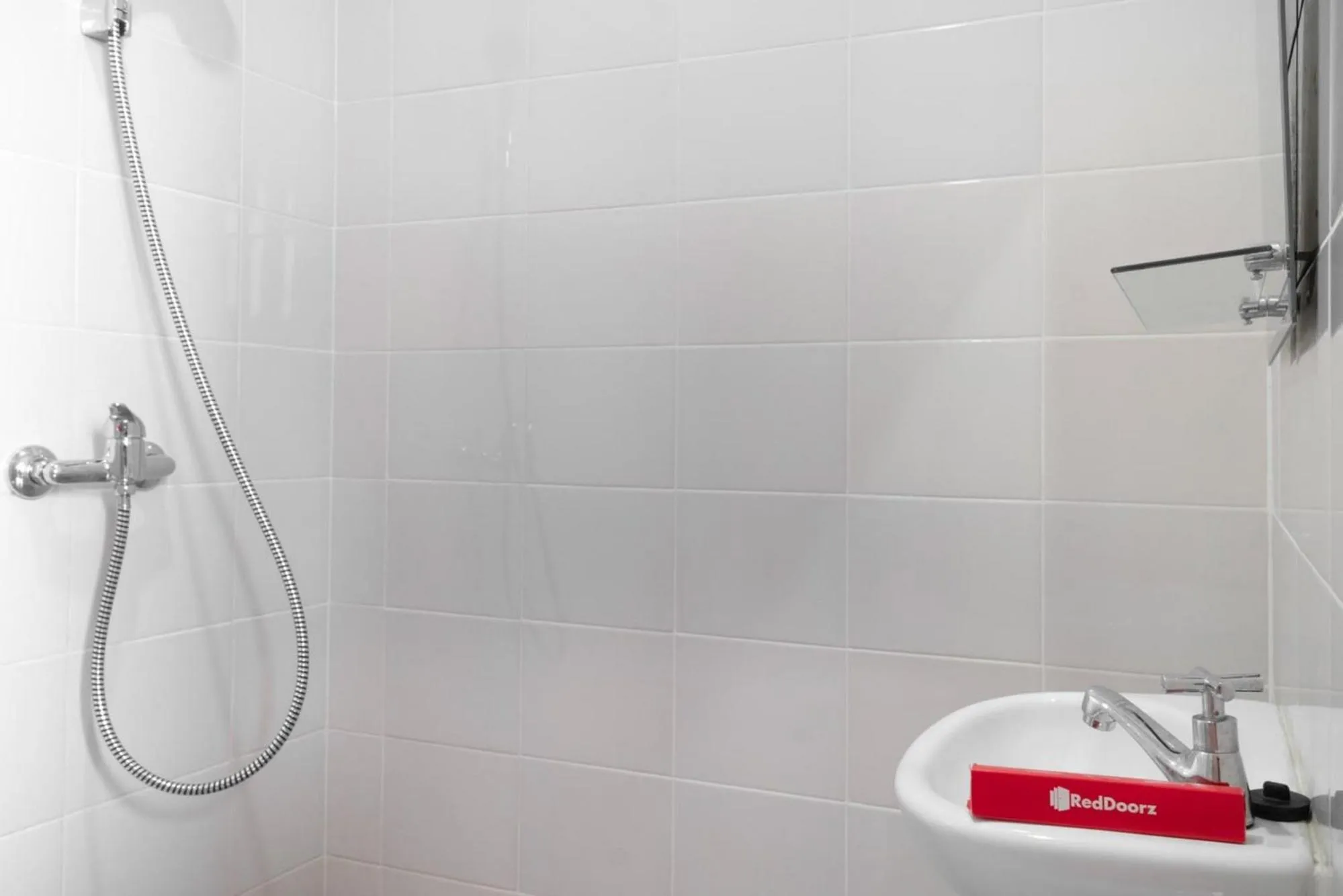 Shower in RedDoorz near Puri Indah Lippo Mall 2