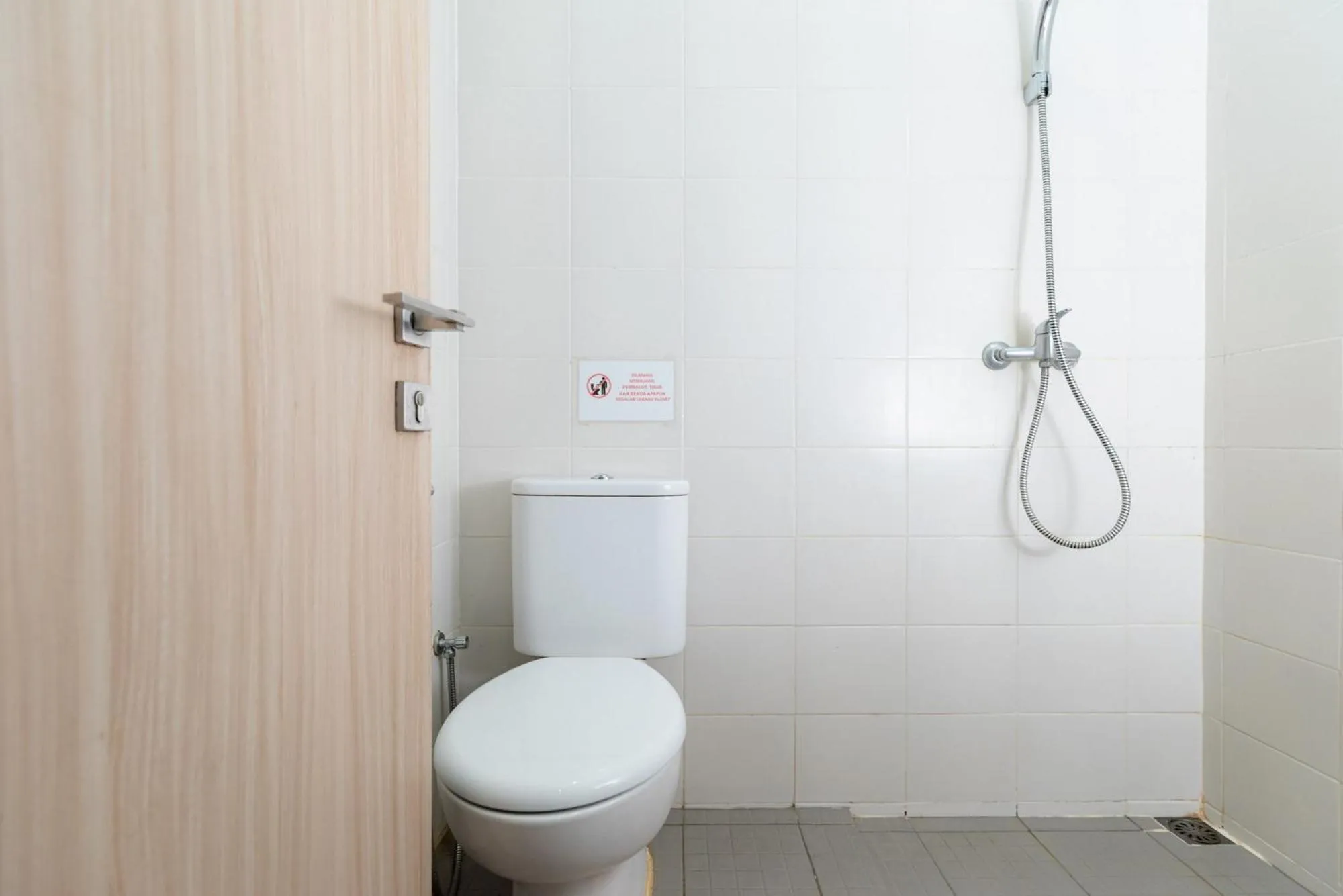 Shower in RedDoorz near Puri Indah Lippo Mall 2