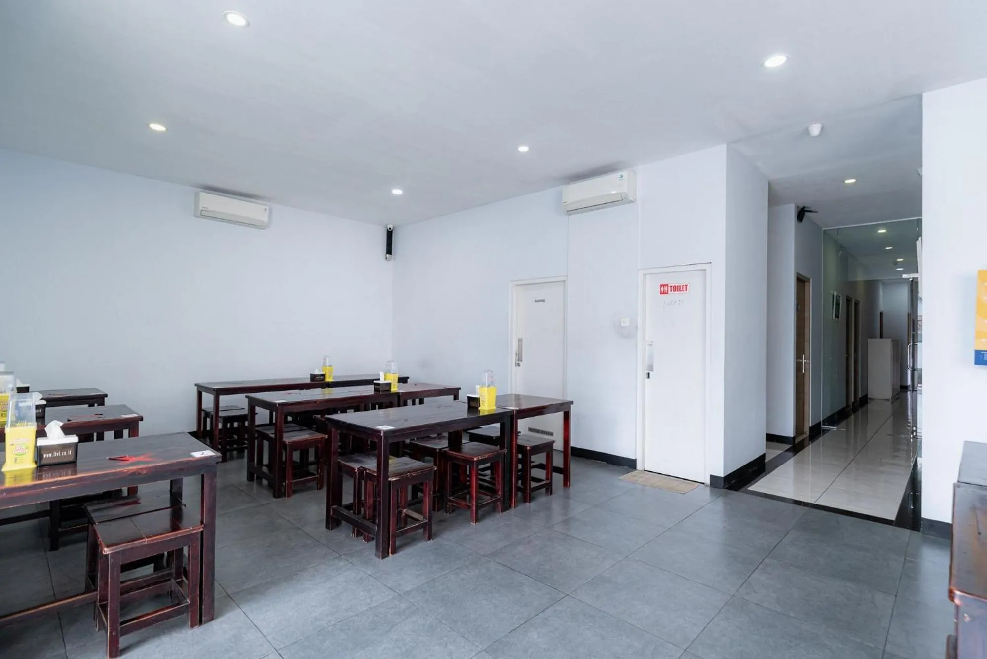 Restaurant/places to eat in RedDoorz near Puri Indah Lippo Mall 2