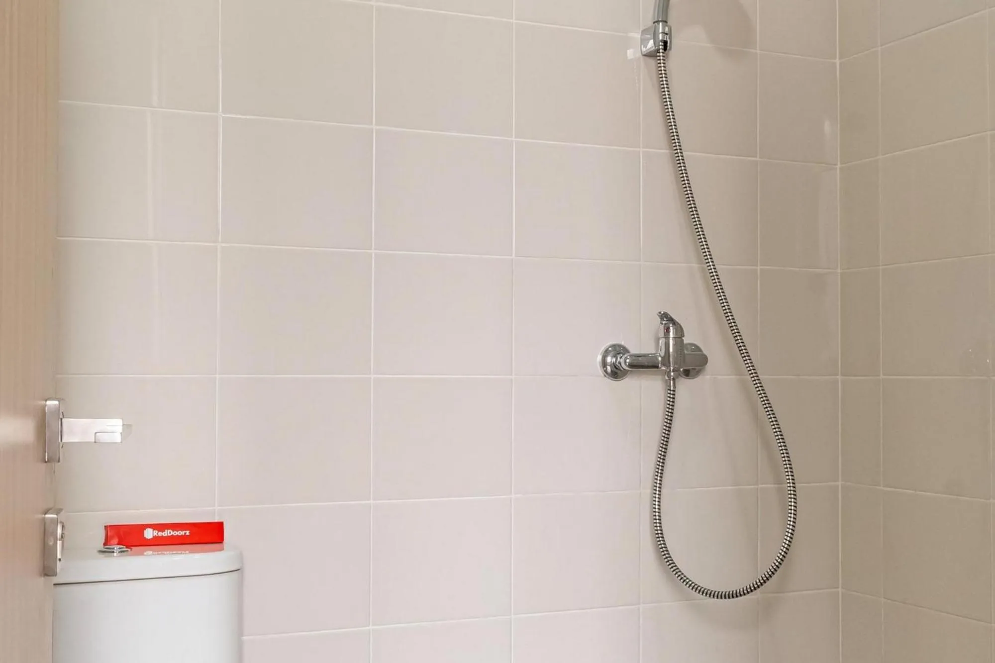 Shower in RedDoorz near Puri Indah Lippo Mall 2