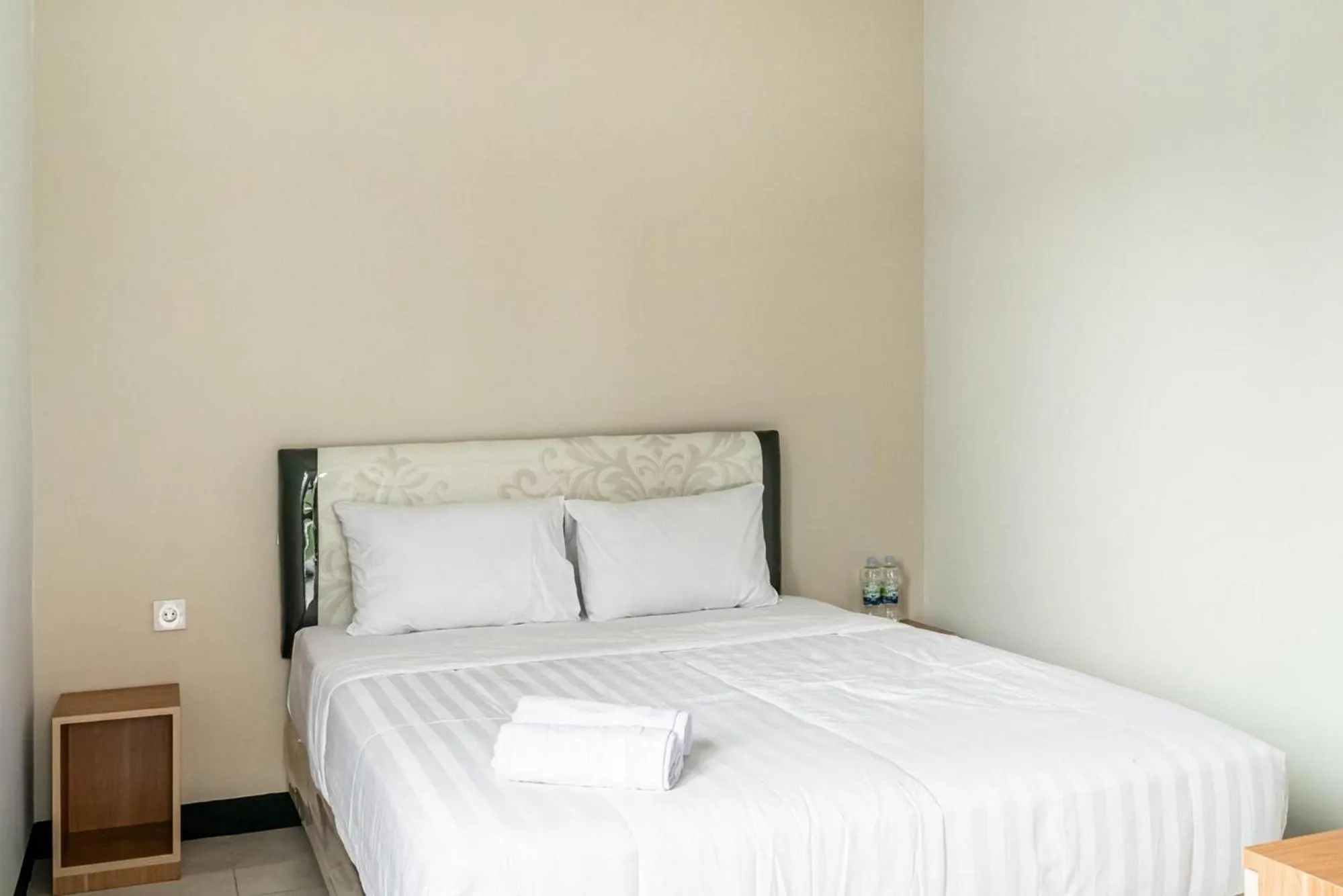 Bed in RedDoorz near Puri Indah Lippo Mall 2