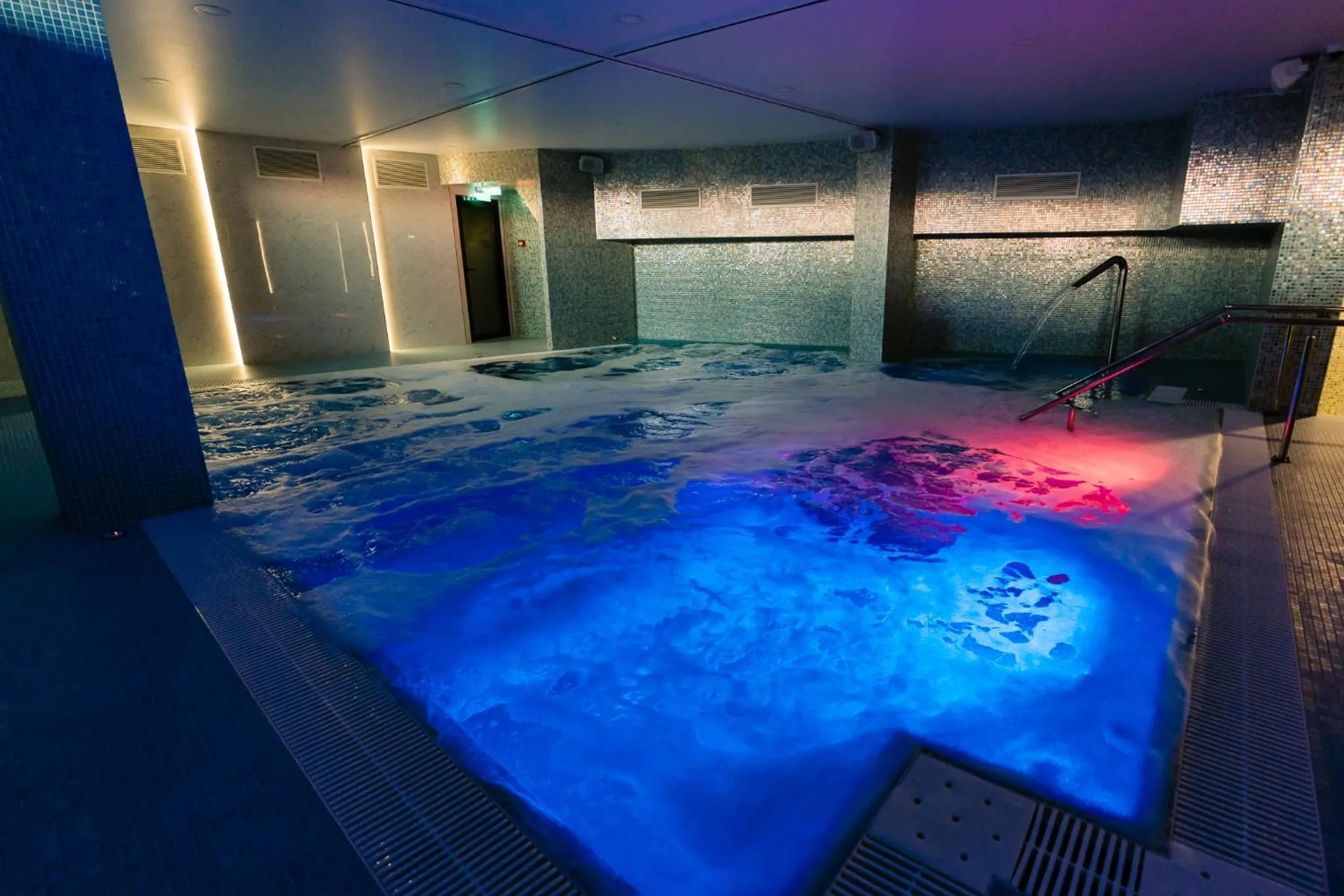 Swimming pool in Hotel Aventus