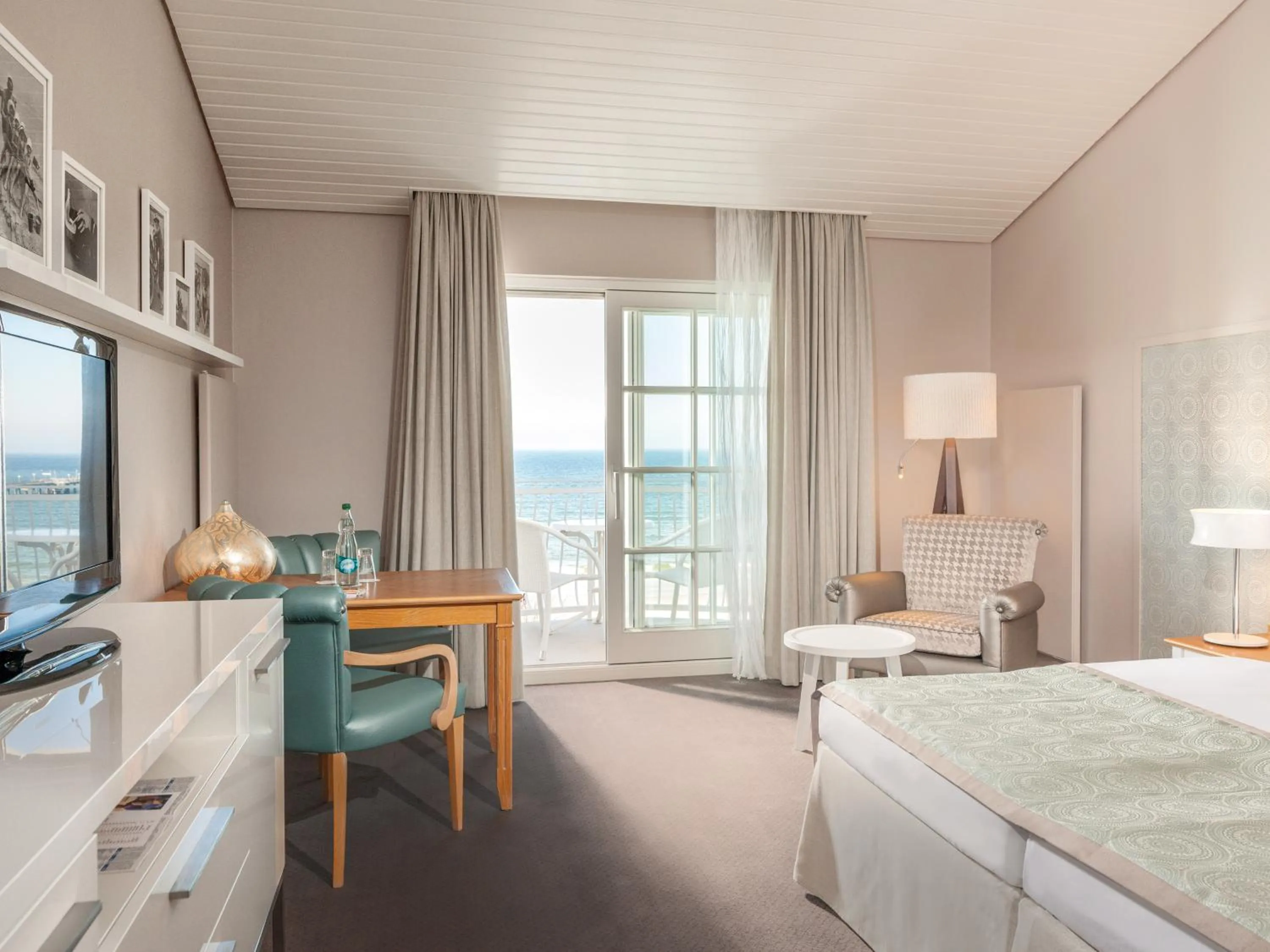 Photo of the whole room, Bed in A-ROSA Kurhaus Binz