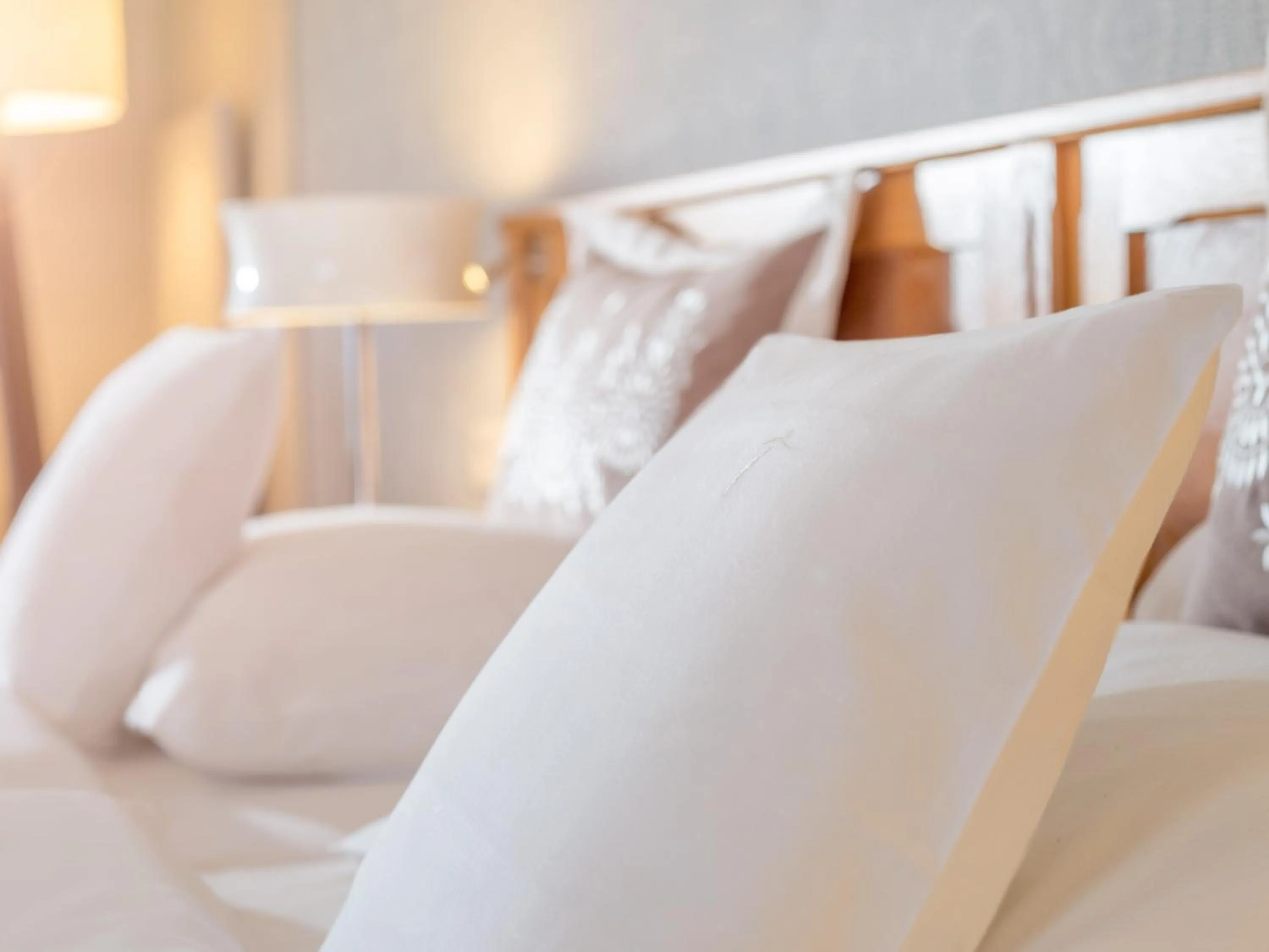 Photo of the whole room, Bed in A-ROSA Kurhaus Binz