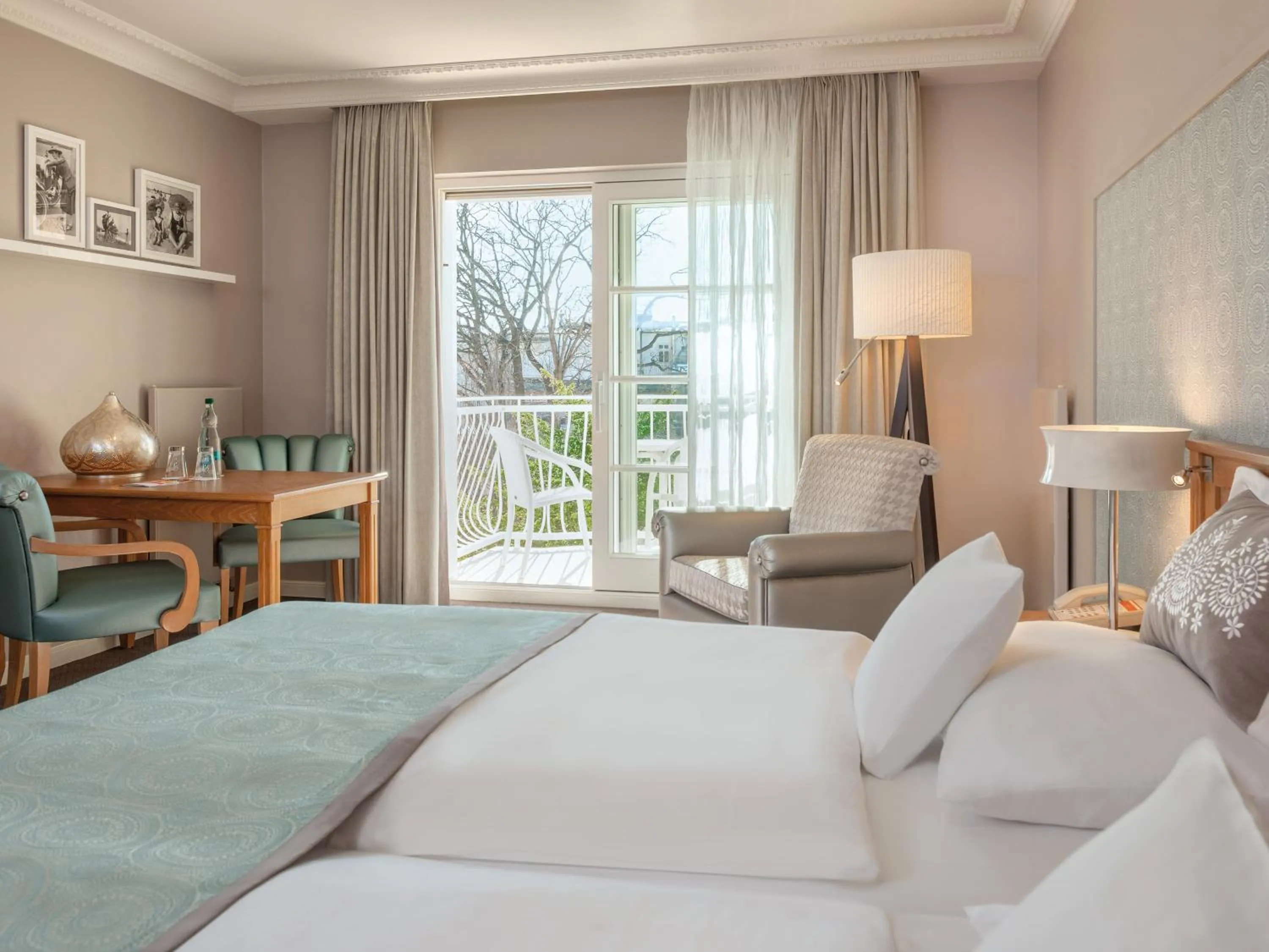 Photo of the whole room, Bed in A-ROSA Kurhaus Binz