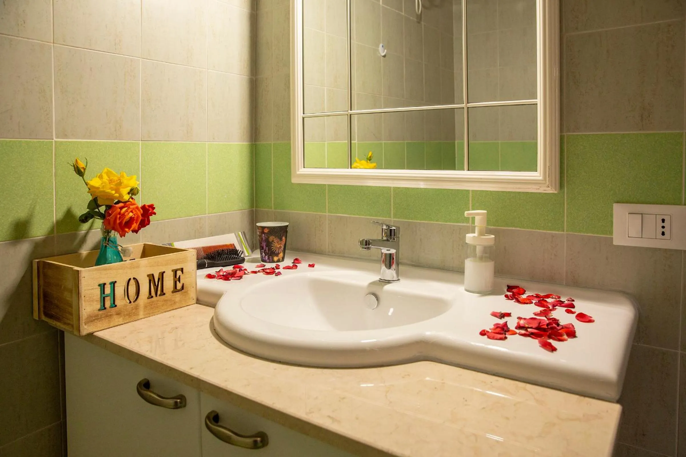 Bathroom in Anna e Augusto B&B --Embrace the world--4-minute walk from the Old Town丨Authentic local experience丨English-speaking staff and Wi-Fi - free shuttle to the station