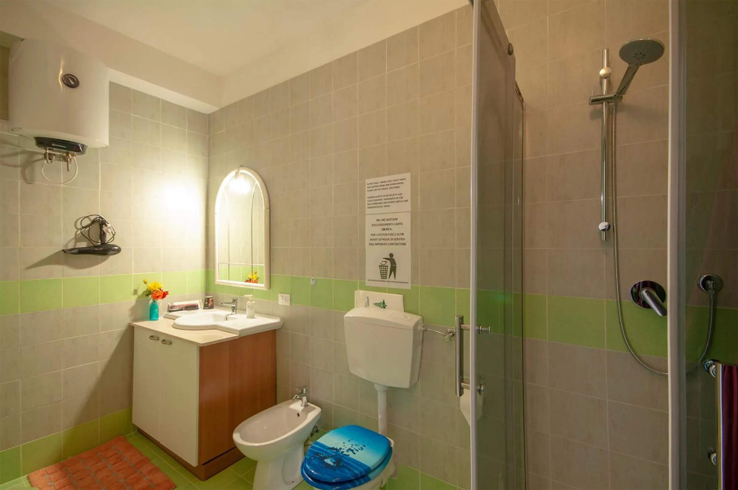 Bathroom in Anna e Augusto B&B --Embrace the world--4-minute walk from the Old Town丨Authentic local experience丨English-speaking staff and Wi-Fi - free shuttle to the station