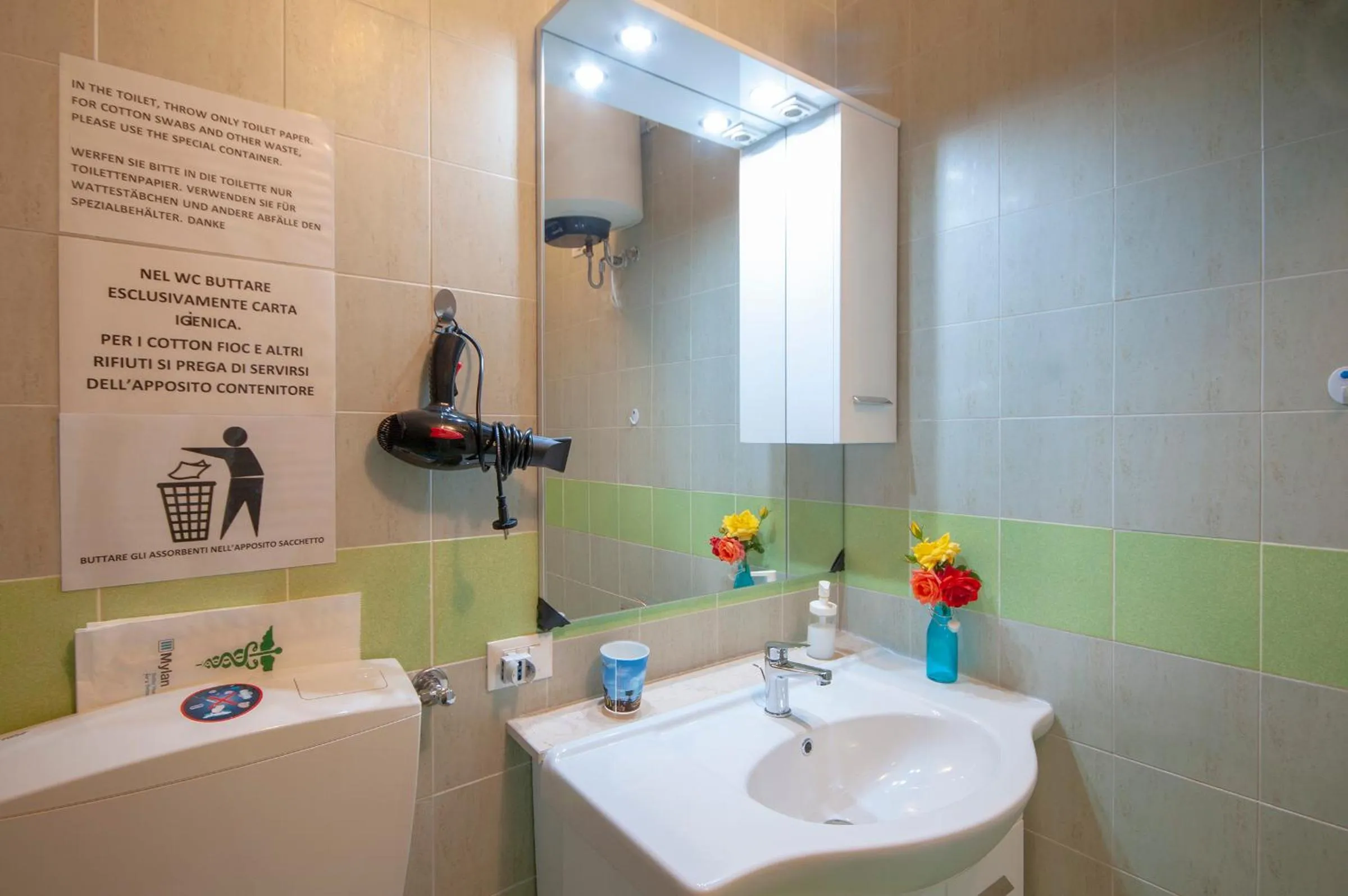 Bathroom in Anna e Augusto B&B --Embrace the world--4-minute walk from the Old Town丨Authentic local experience丨English-speaking staff and Wi-Fi - free shuttle to the station