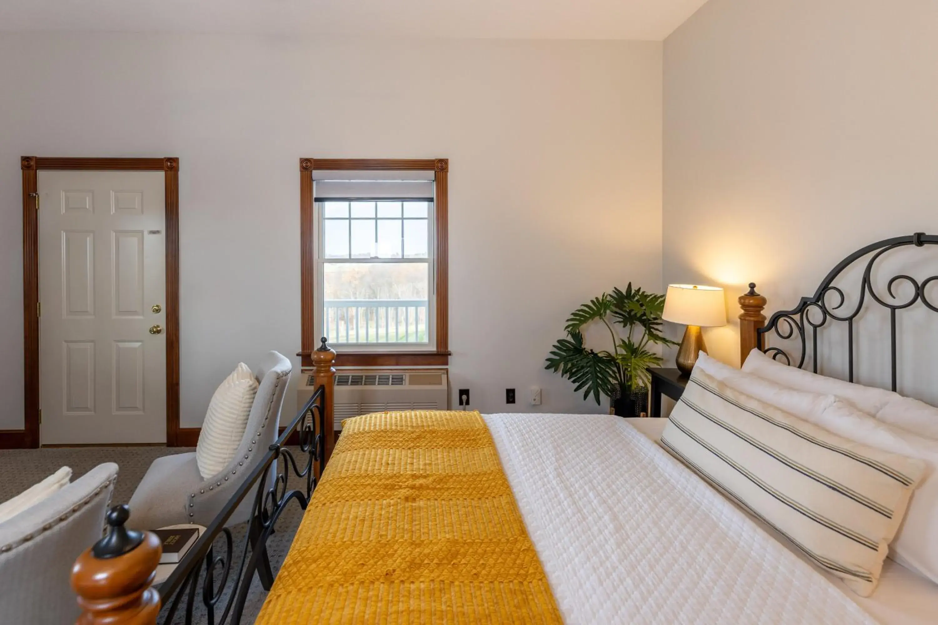 Queen Room in Hillside Villa Ohio Queen Room in Hillside Villa Ohio