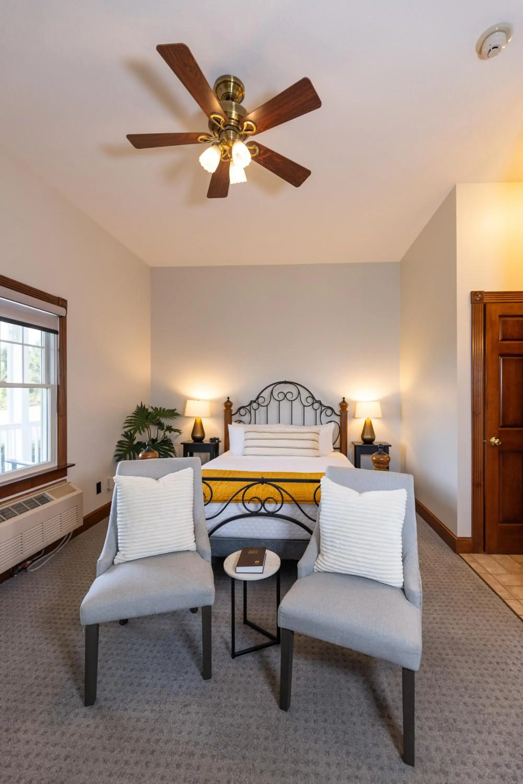 Queen Room in Hillside Villa Ohio Queen Room in Hillside Villa Ohio