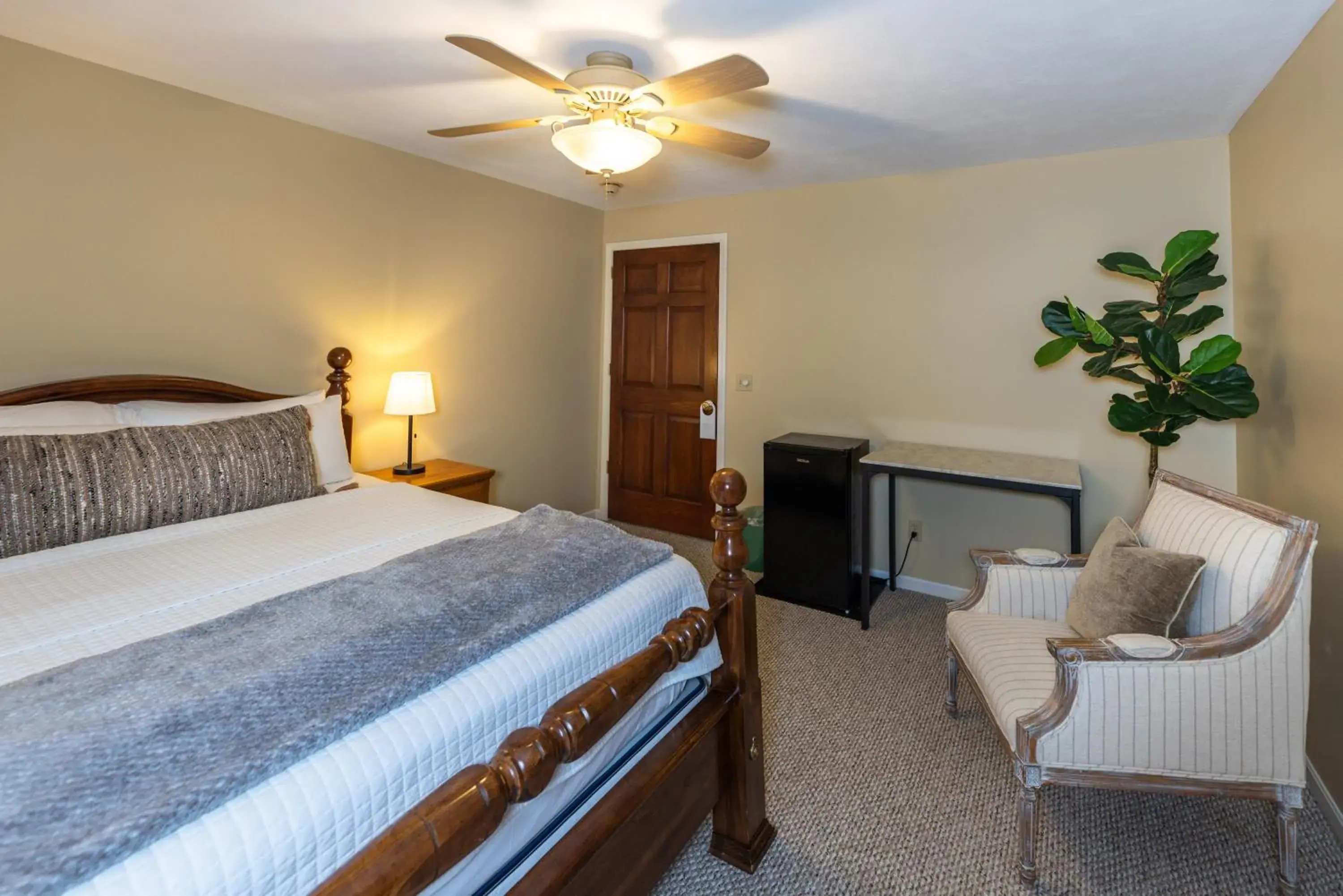 Queen Suite in Hillside Villa Ohio Queen Suite in Hillside Villa Ohio