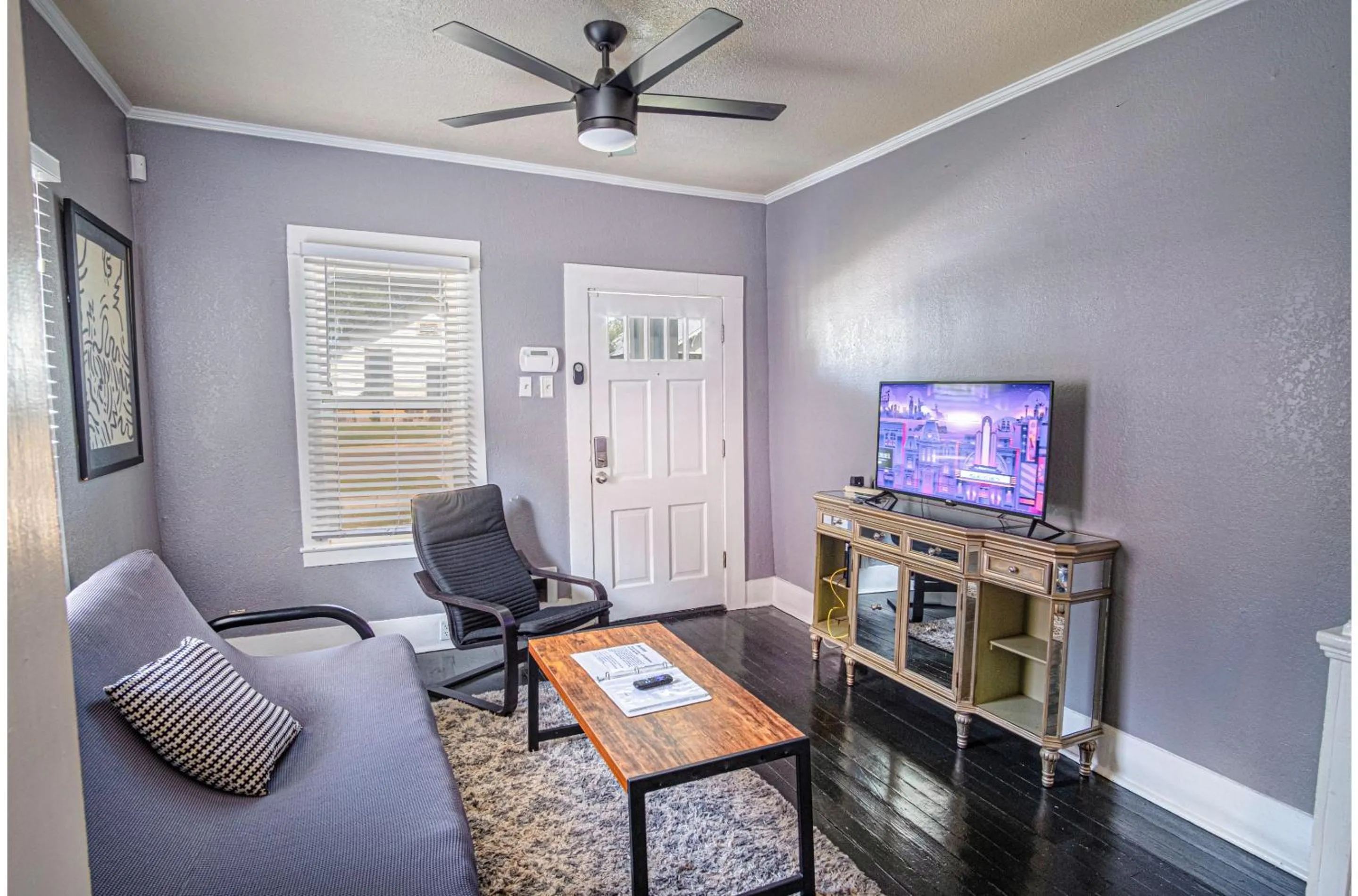 TV and multimedia in Brand New Listing! Cozy Historic House 5min*DT