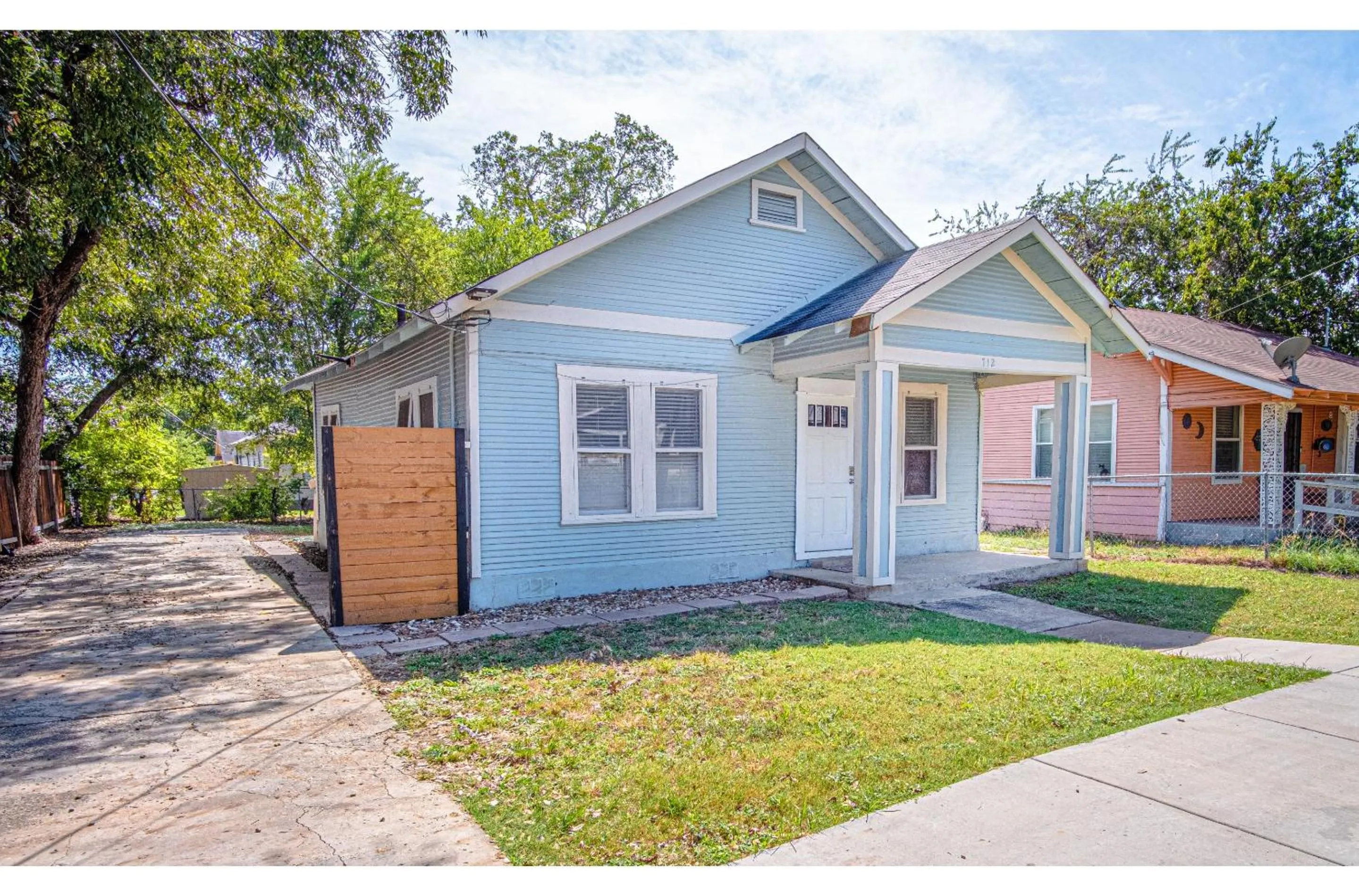 Property building in Brand New Listing! Cozy Historic House 5min*DT