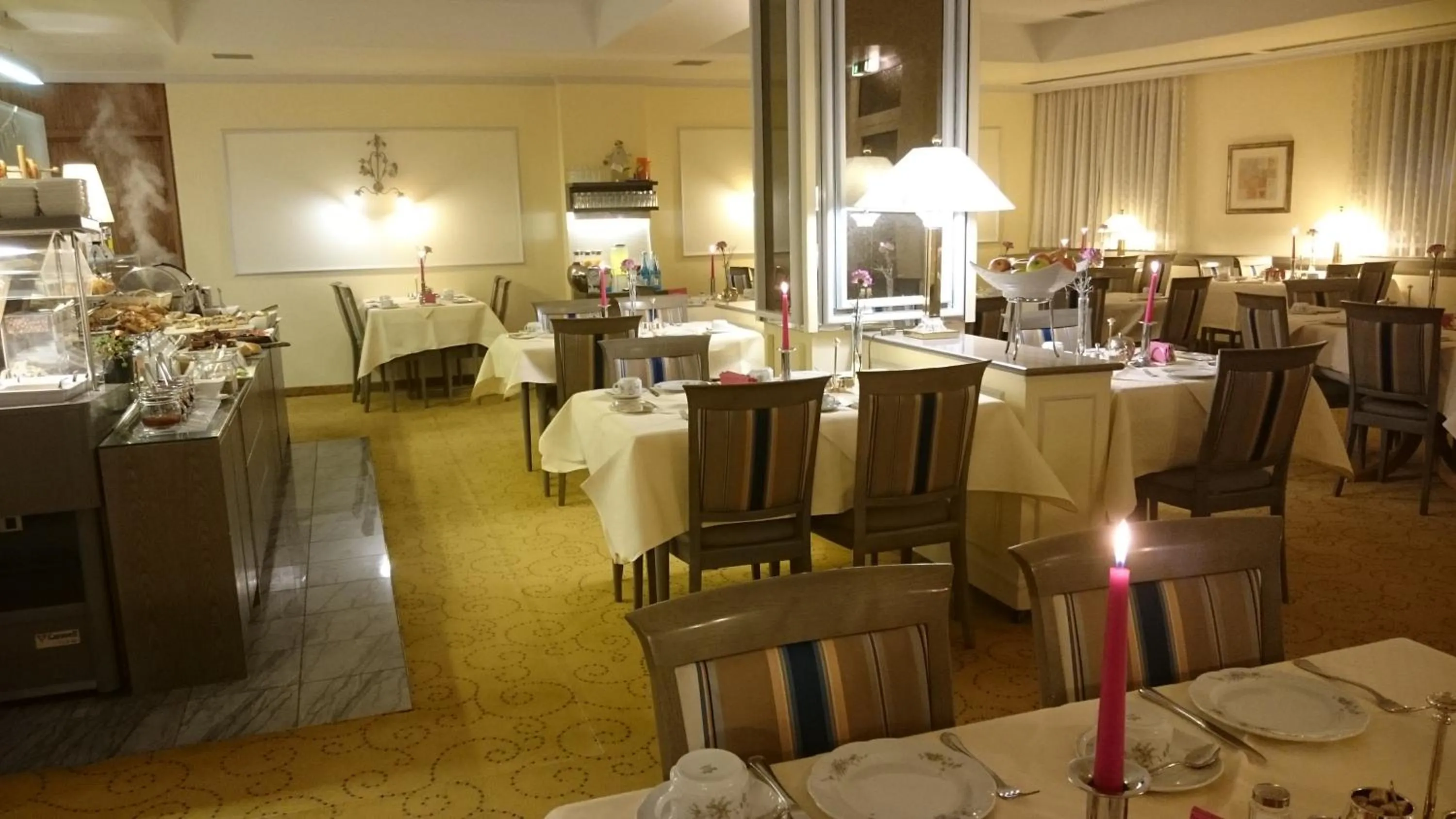 Restaurant/places to eat in Central Hotel
