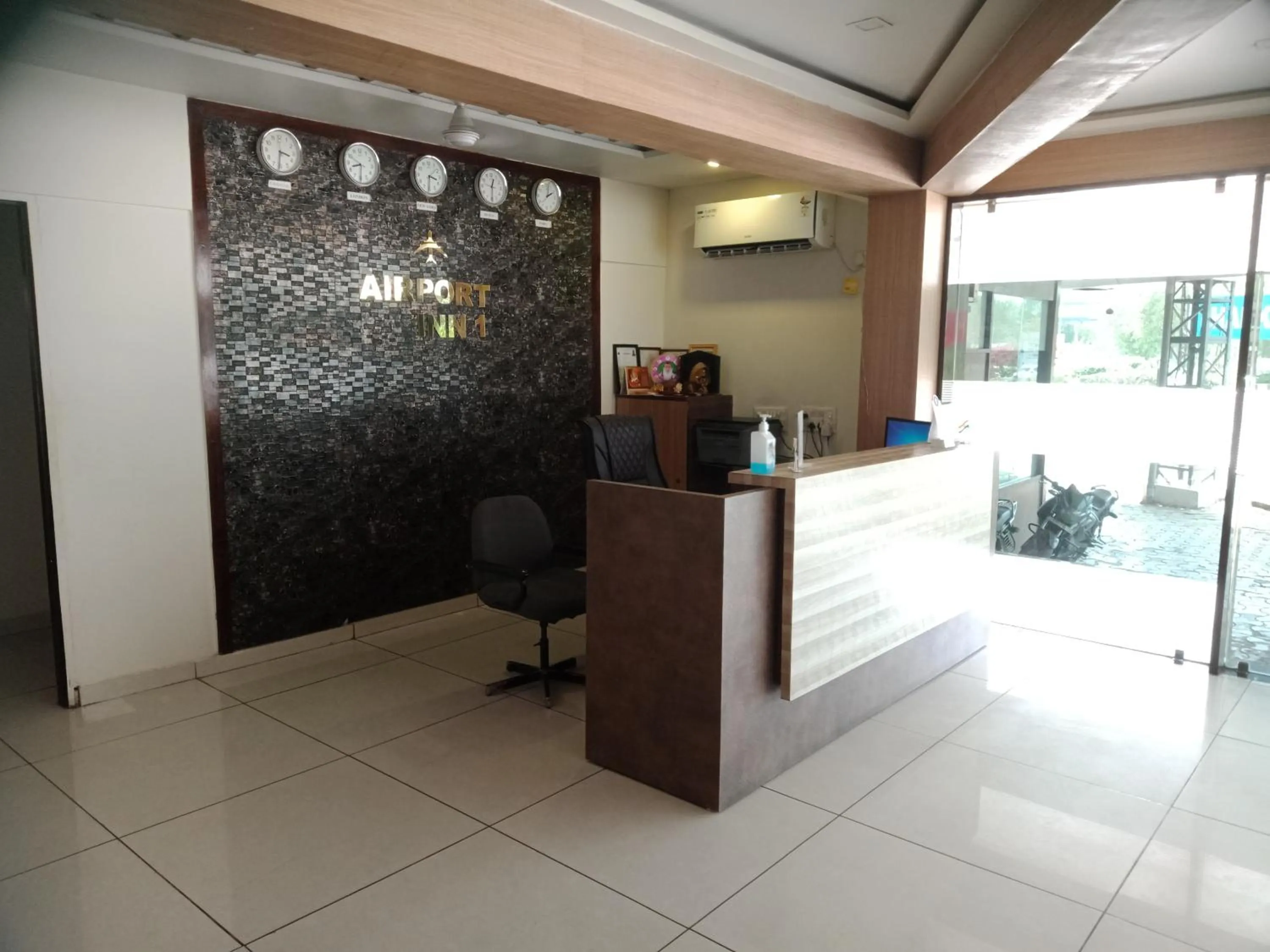Facade/entrance in HOTEL AIRPORT INN ONE