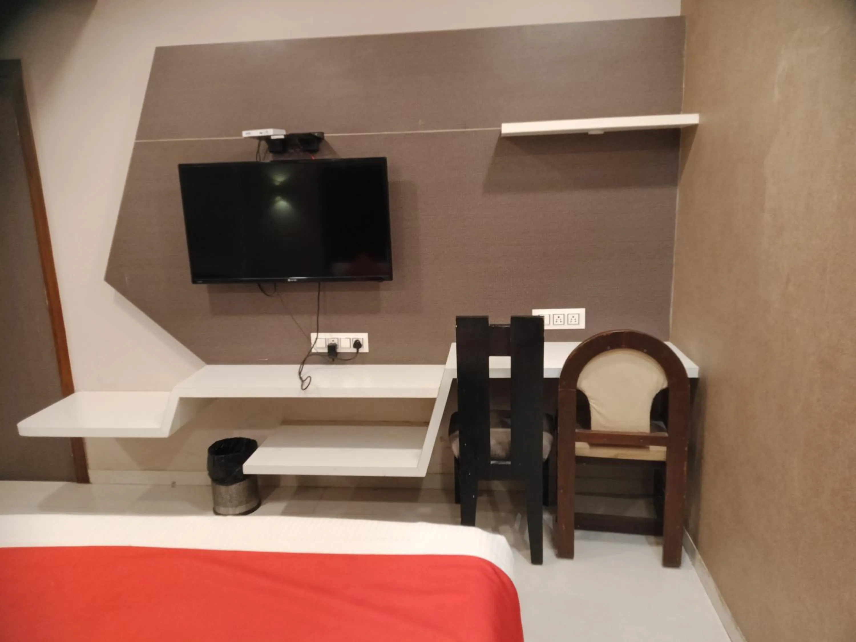 TV and multimedia in HOTEL AIRPORT INN ONE