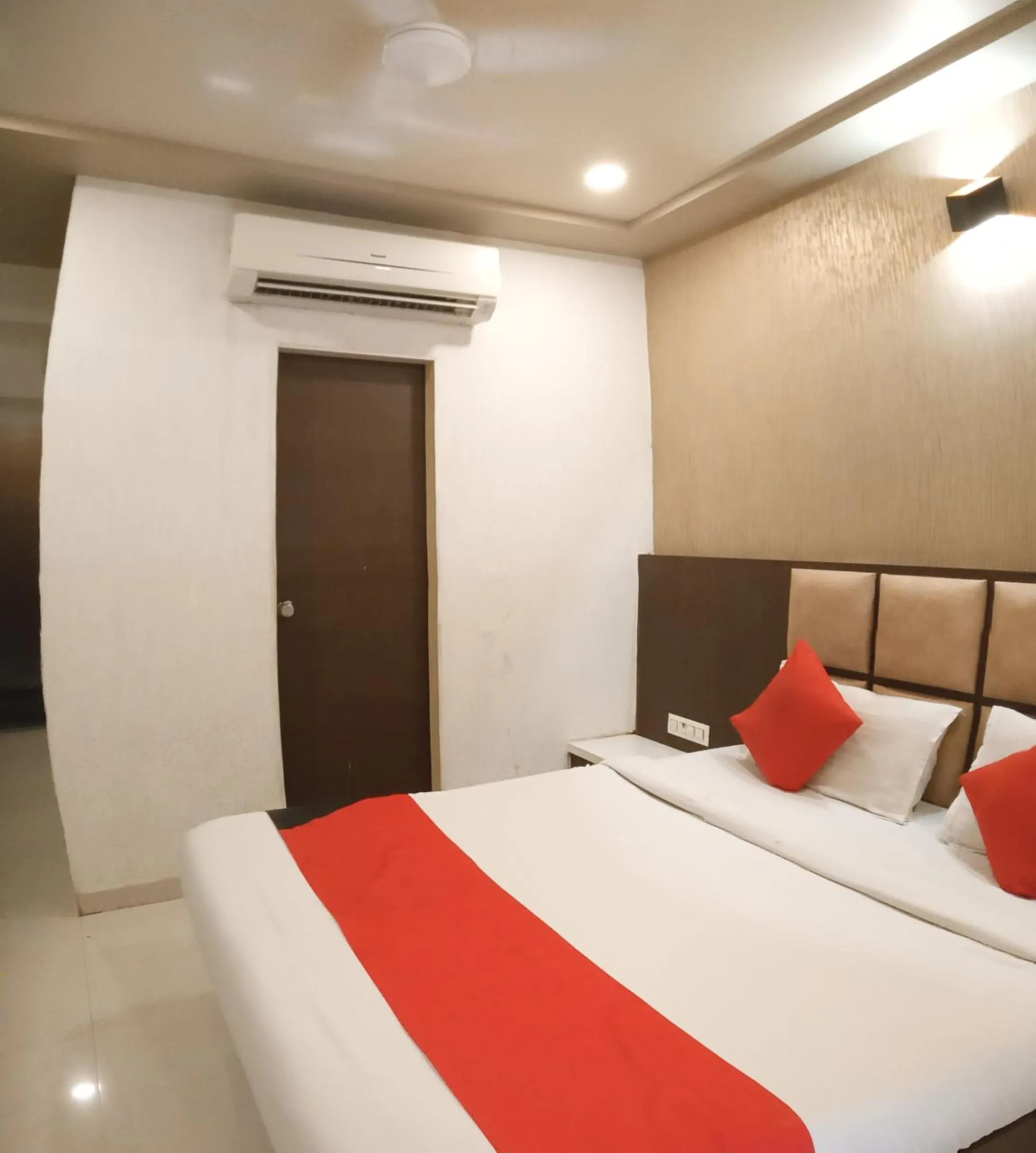 Bed in HOTEL AIRPORT INN ONE