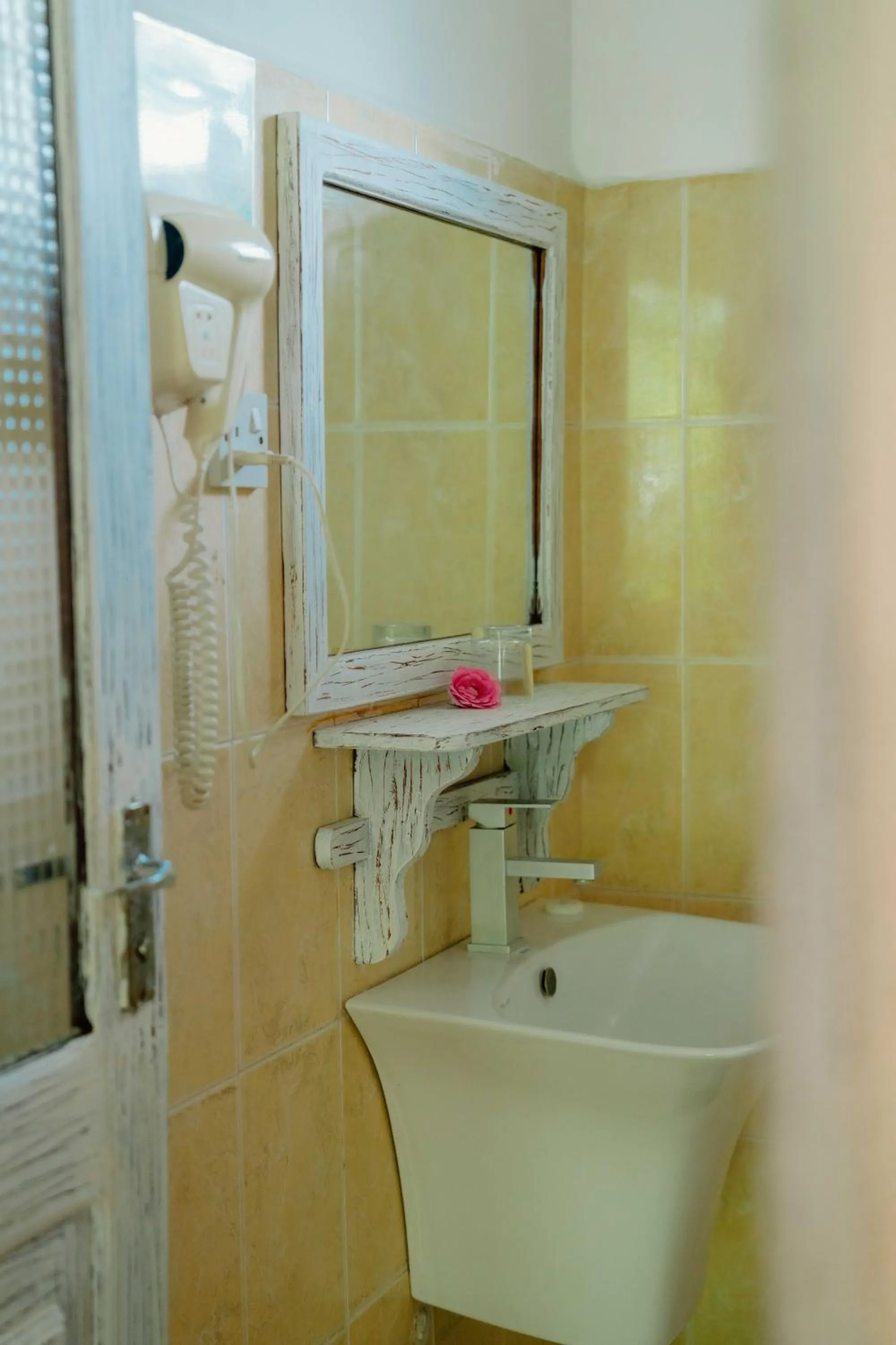 Bathroom in Pearl Beach by Sansi