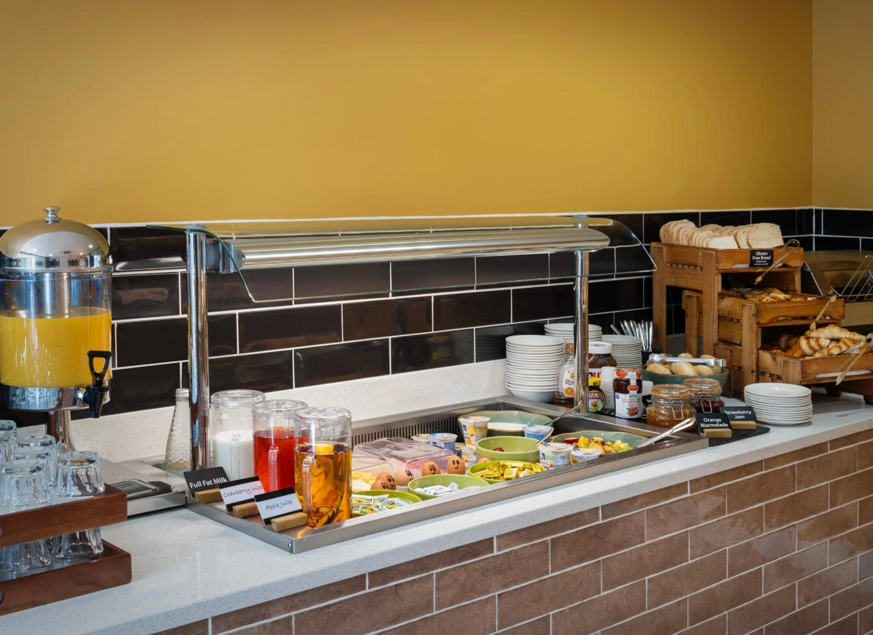 Breakfast in Holiday Inn Huntingdon Racecourse by IHG