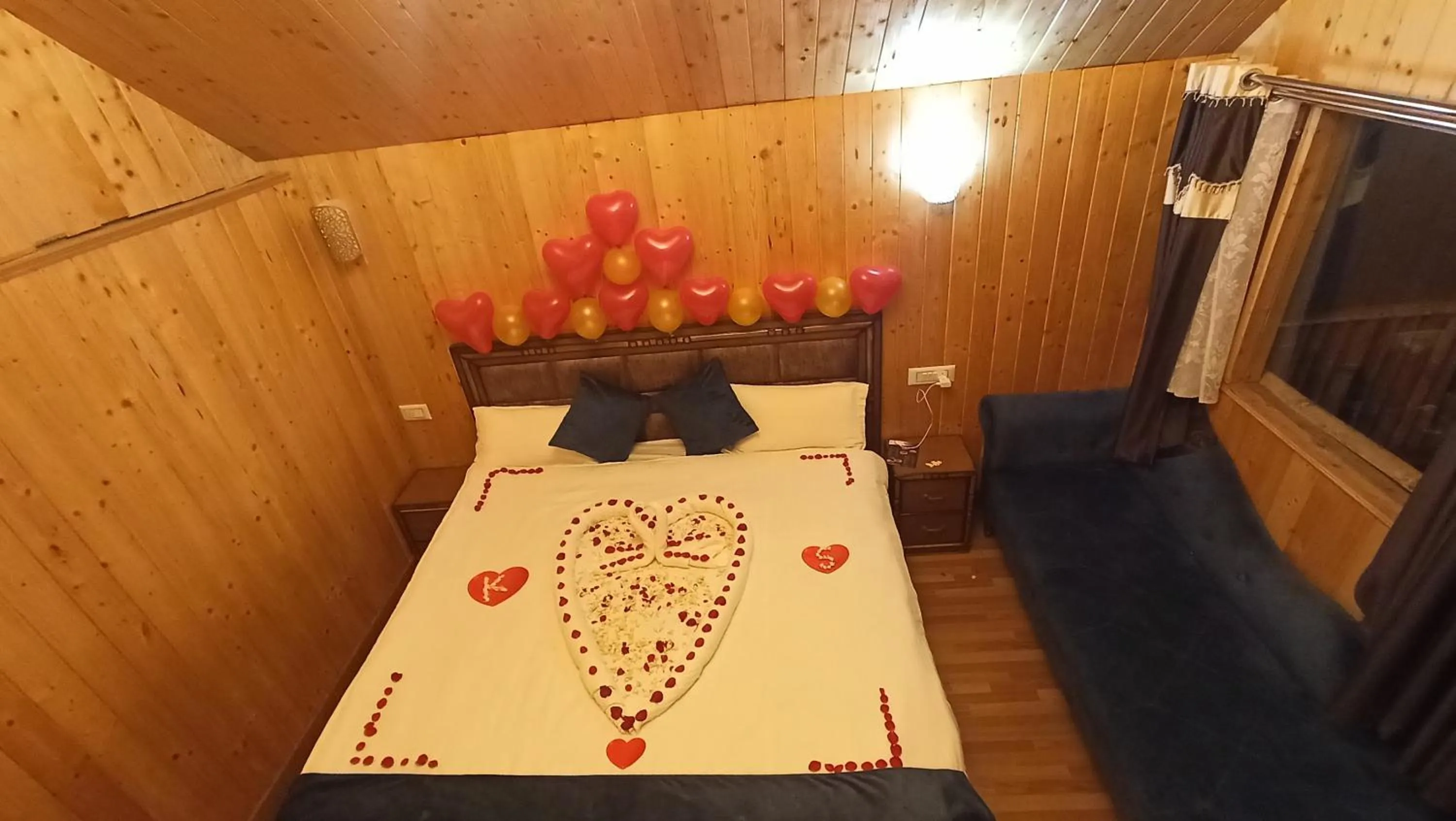 Photo of the whole room, Bed in Ibni Springs