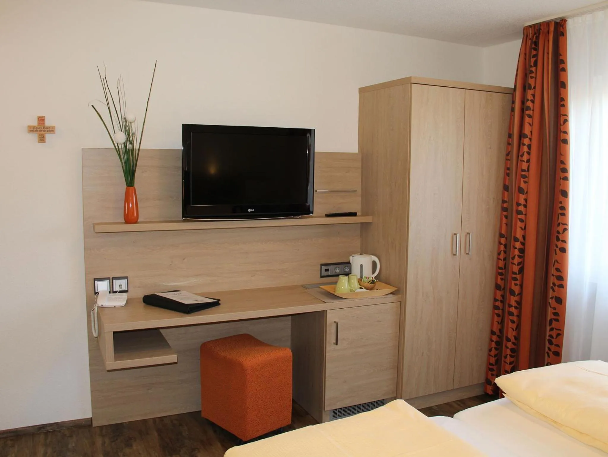 Garden, Bed in Hotel Engel