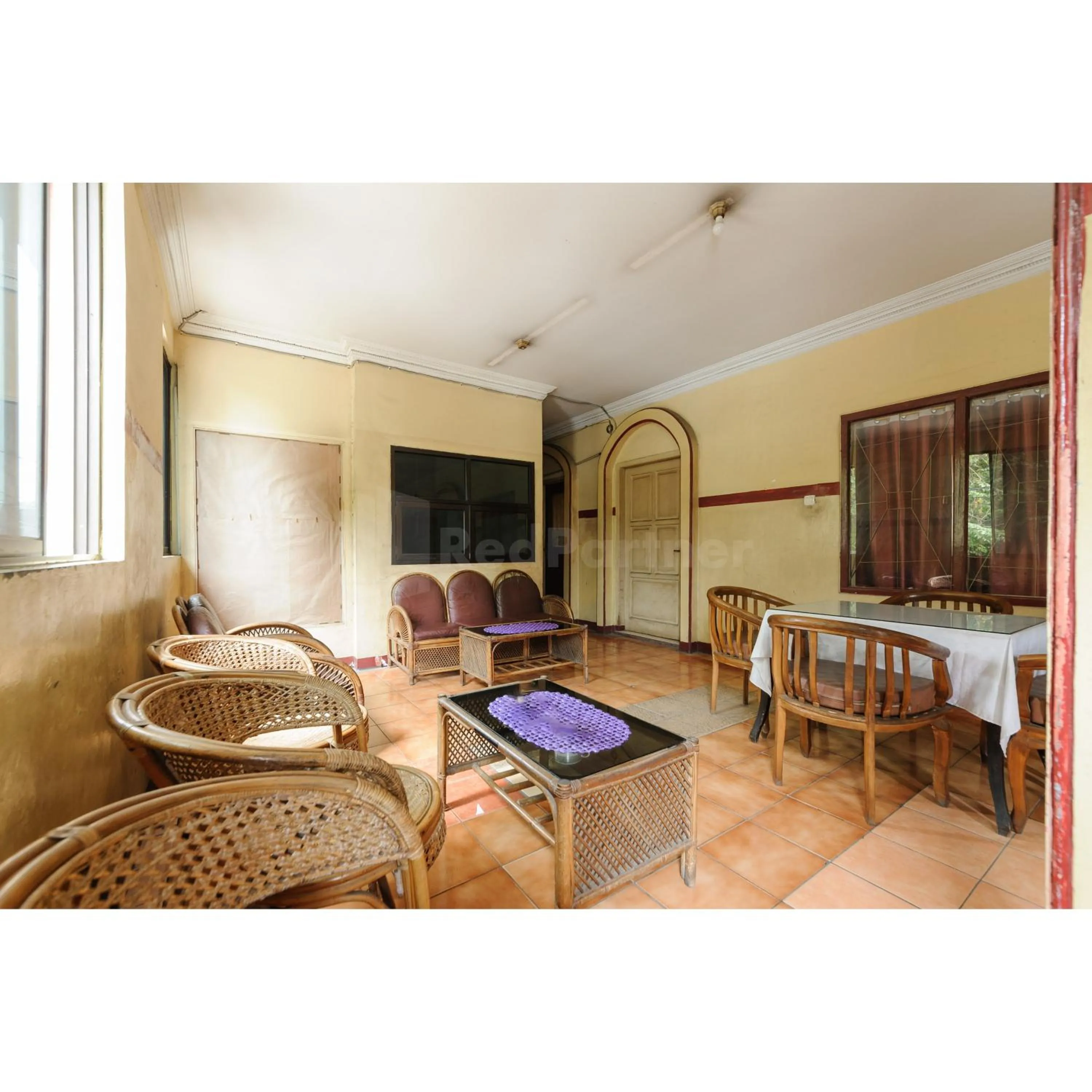 Seating area, Bed in Hotel Al Hakim Syariah Redpartner