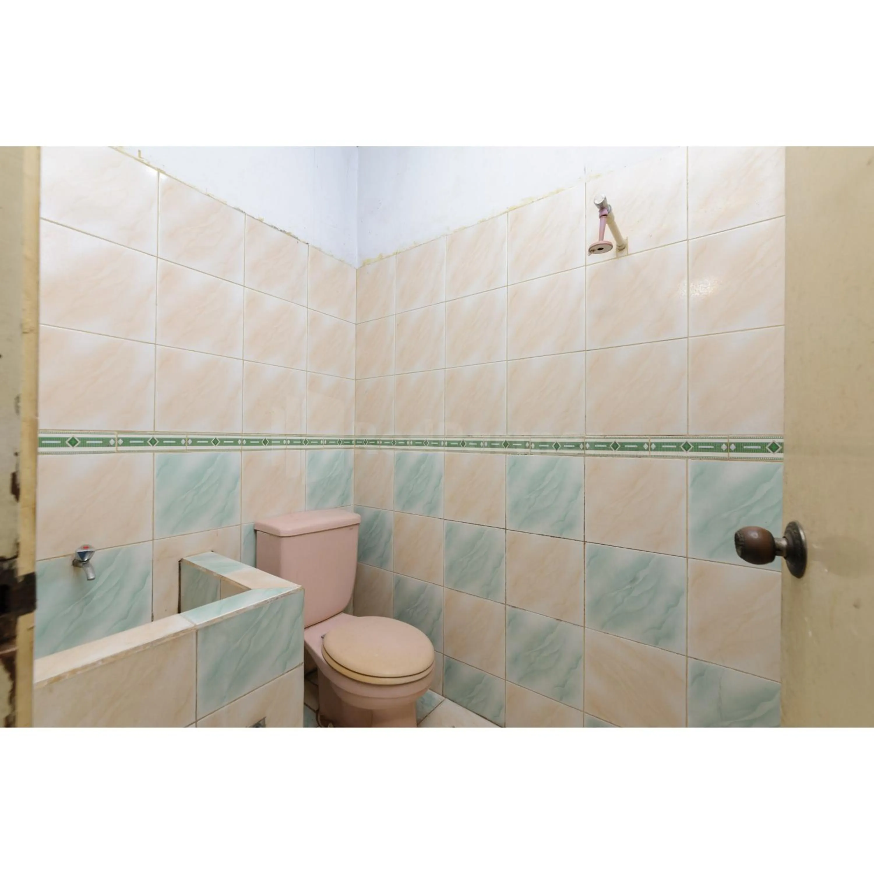 Bathroom in Hotel Al Hakim Syariah Redpartner