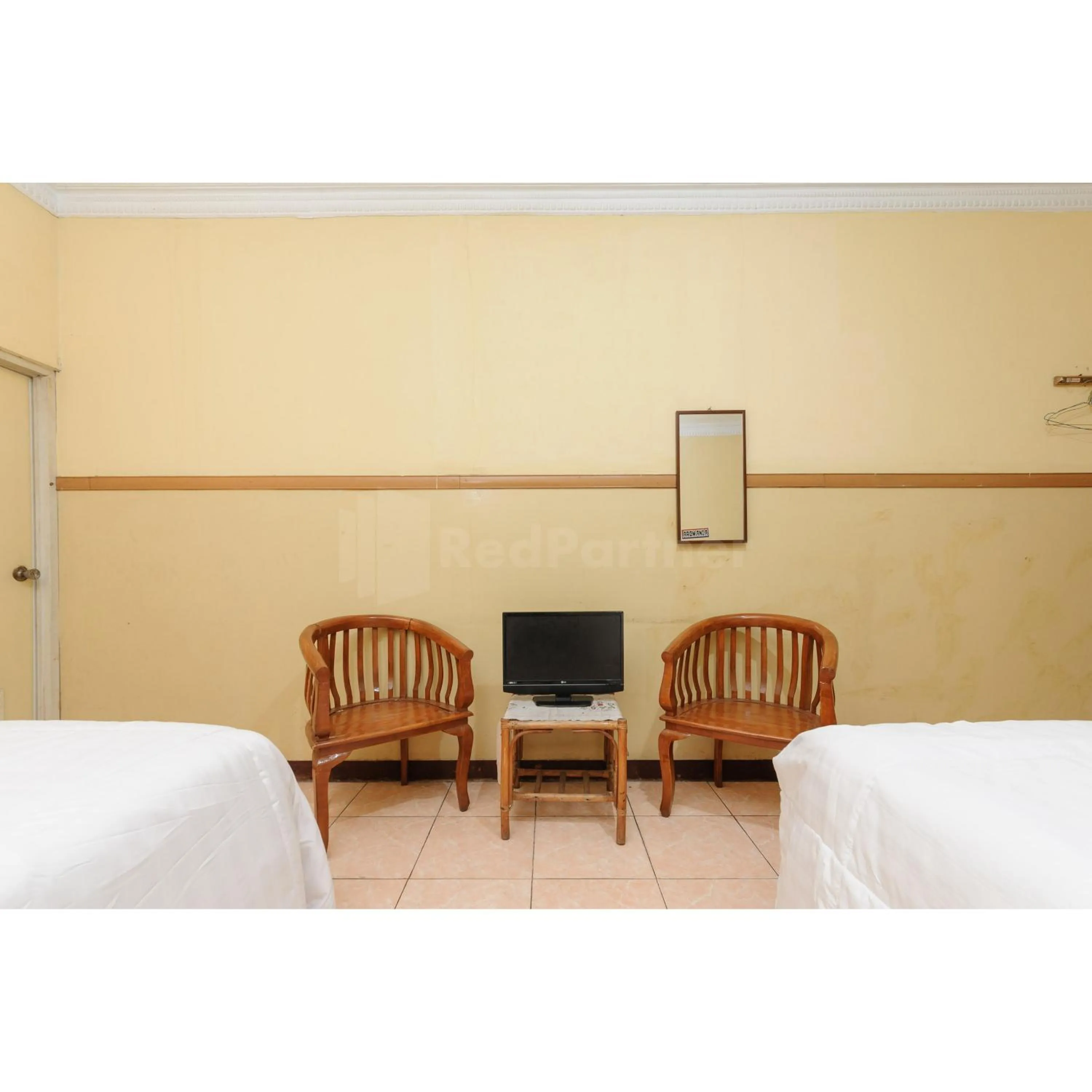 Seating area, Bed in Hotel Al Hakim Syariah Redpartner