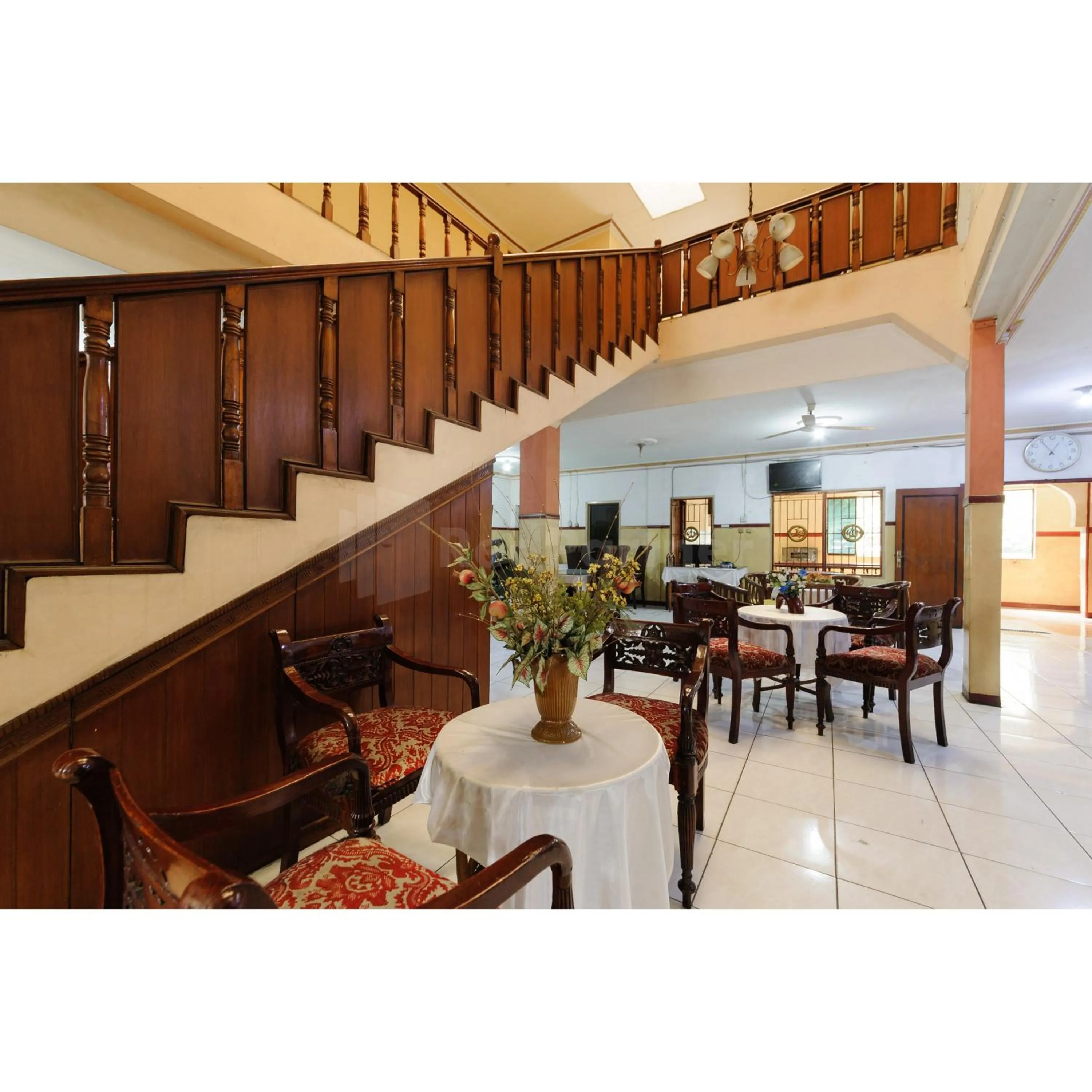 Seating area in Hotel Al Hakim Syariah Redpartner