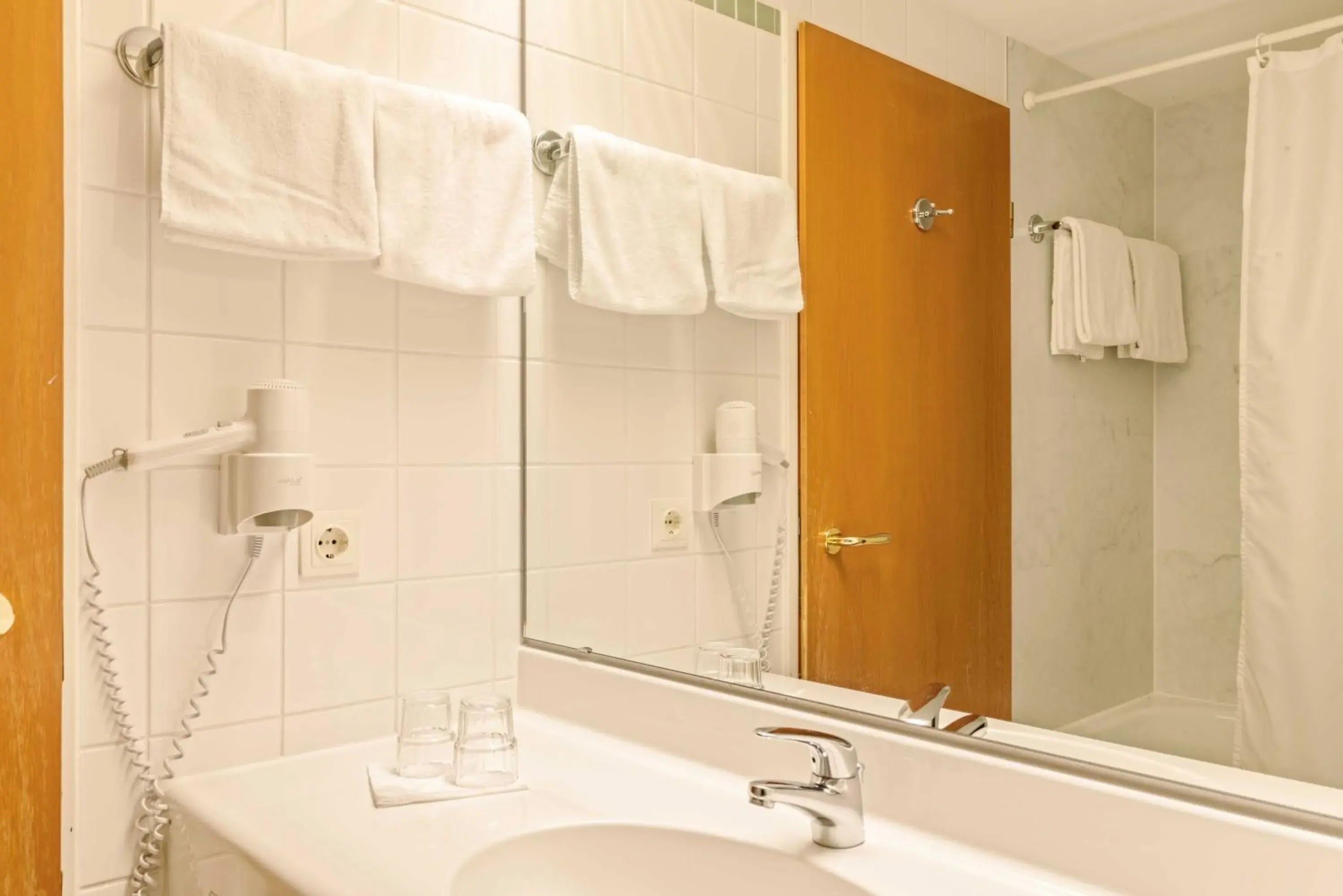 Double Room with Extra Bed - single occupancy in Highway Hotel Double Room with Extra Bed - single occupancy in Highway Hotel