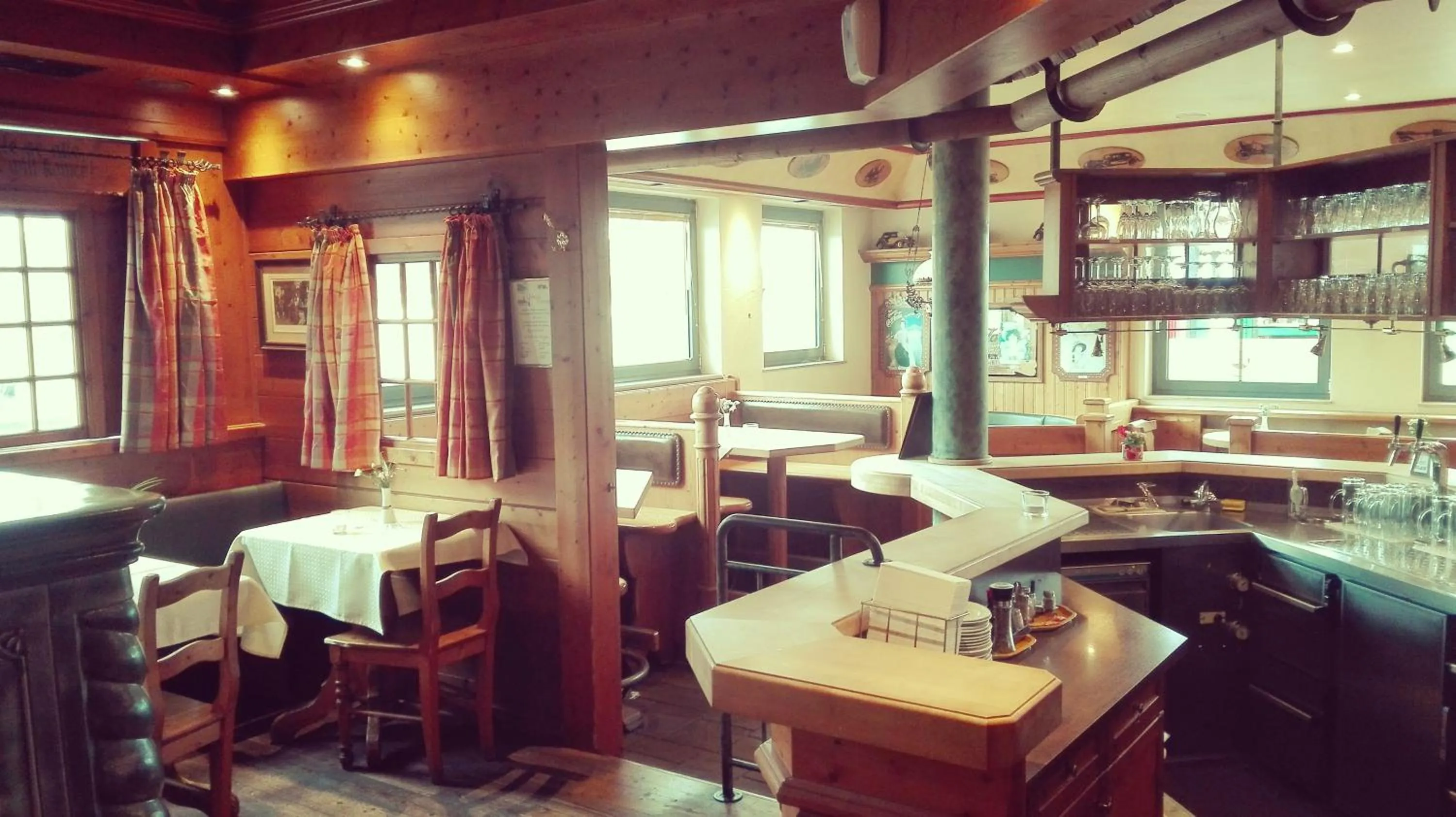 Restaurant/places to eat in Highway Hotel